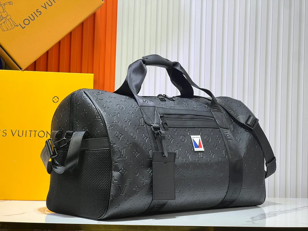 Batch 440💰M41416 This Keepall Sport travel bag is from the 37th America's Cup series and is made of waterproof Monogram Storm canvas embossed with a delicate Monogram pattern. Dynamic colorways, moisture-resistant zippers and LV quick-release buckles echo the nautical style, while a detachable shoulder strap and top handle provide multiple carrying options. Size: 50x29x23cm