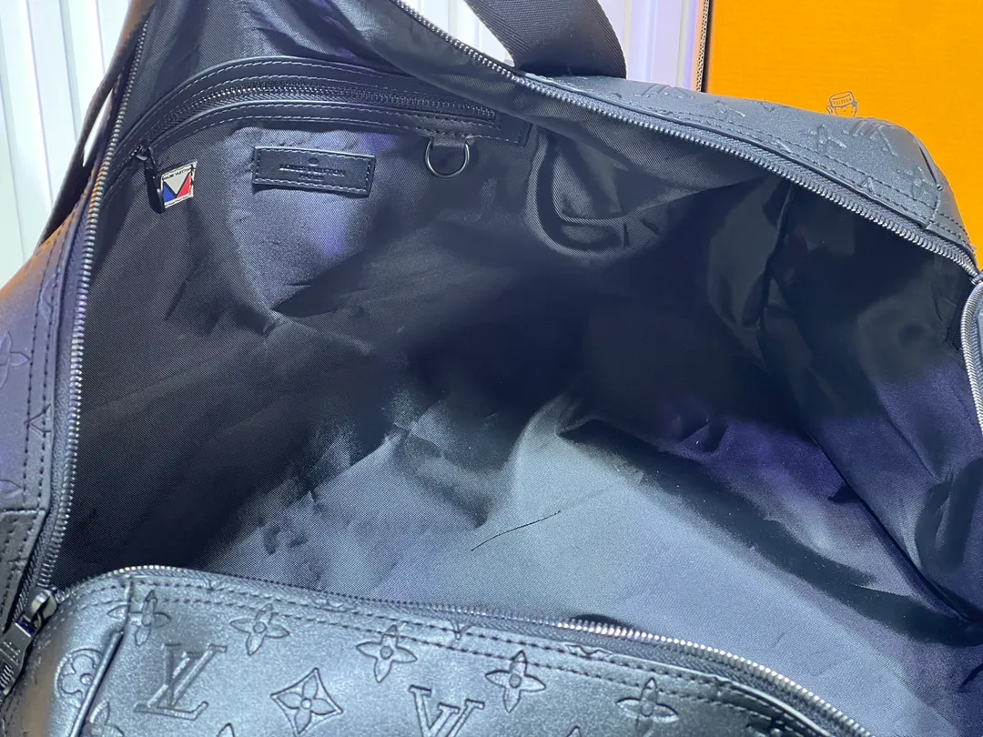 Batch 440💰M41416 This Keepall Sport travel bag is from the 37th America's Cup series and is made of waterproof Monogram Storm canvas embossed with a delicate Monogram pattern. Dynamic colorways, moisture-resistant zippers and LV quick-release buckles echo the nautical style, while a detachable shoulder strap and top handle provide multiple carrying options. Size: 50x29x23cm