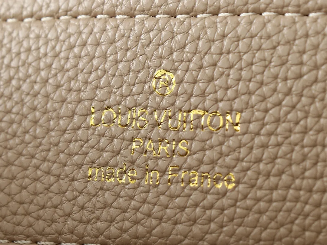 💰420💰Guangzhou goods Upgraded original M00014 M00013 M00015 [New size] This Capucines new size handbag shows soft beauty: Taurillon leather body with light-colored flap and top handle, enamel Monogram flower chain can also achieve a shoulder-carrying experience. Wear the slim leather strap to explore more styling possibilities. Dimensions 31.5 x 20 x 11 cm (length x height x width)