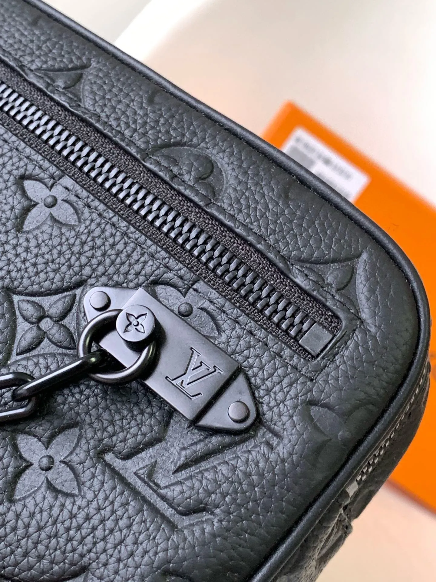 💰740 (top layer leather) top original single M68321 black flower M55703 embossed top original single The 2019 spring and summer show unveiled the Pochette Volga clutch designed by Virgil Abloh. Monogram Eclipse canvas is accentuated by a slender chain attached to the front zip pocket, with a detachable wrist strap that can be worn as a clutch or wallet. 23.0 x 11.5 x 4.0 cm (L x H x W) • Monogram Eclipse coated canvas • Textile lining • Cow leather trim • Metal hardware • Zip front pocket • Internal zip compartment • Handle: Single handle, removable