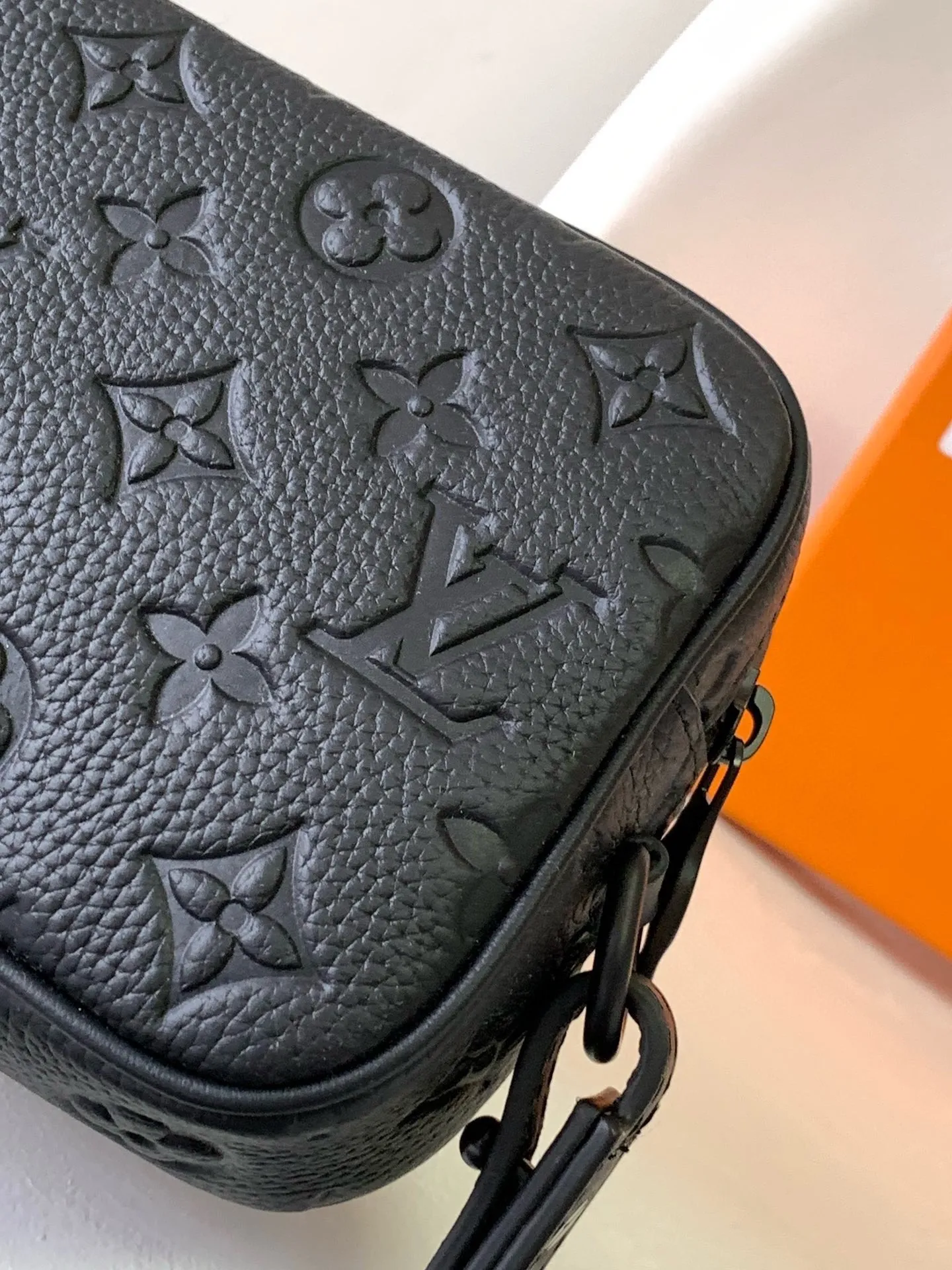 💰740 (top layer leather) top original single M68321 black flower M55703 embossed top original single The 2019 spring and summer show unveiled the Pochette Volga clutch designed by Virgil Abloh. Monogram Eclipse canvas is accentuated by a slender chain attached to the front zip pocket, with a detachable wrist strap that can be worn as a clutch or wallet. 23.0 x 11.5 x 4.0 cm (L x H x W) • Monogram Eclipse coated canvas • Textile lining • Cow leather trim • Metal hardware • Zip front pocket • Internal zip compartment • Handle: Single handle, removable