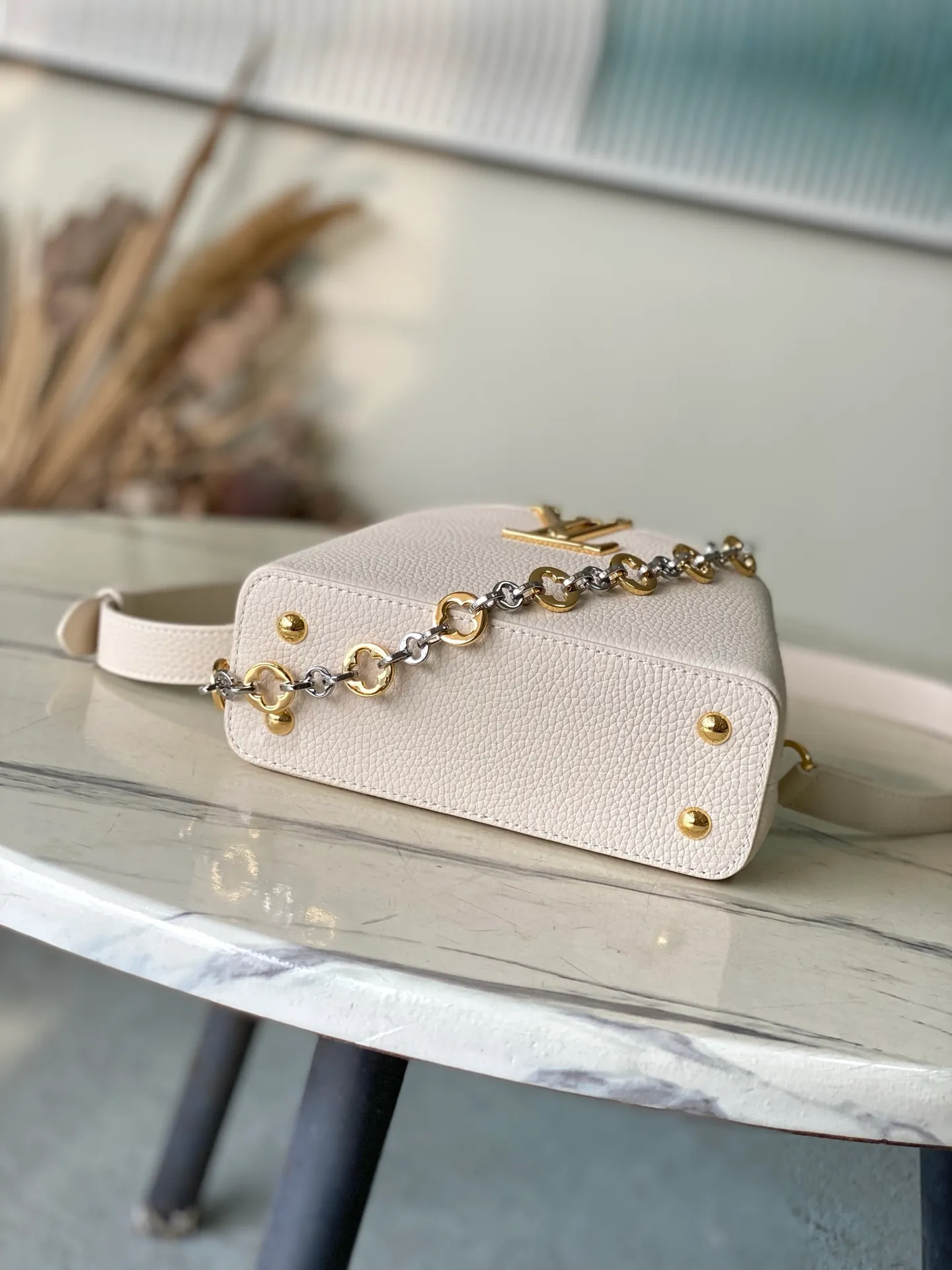 💰2180 "Special Grade Original Leather" M12935 Milky White Mini This Capucines mini handbag is made of flexible Taurillon cow leather. It uses jewelry-style double-plated chains and Monogram floral elements to highlight the identity of the Chain On You series. The flip cover can be placed on both the inside and outside. The ample structure and multiple inner pockets are convenient for storing daily needs. The rounded V letter adds an ingenious detail. Dimensions: 21 × 13.6 × 8 cm