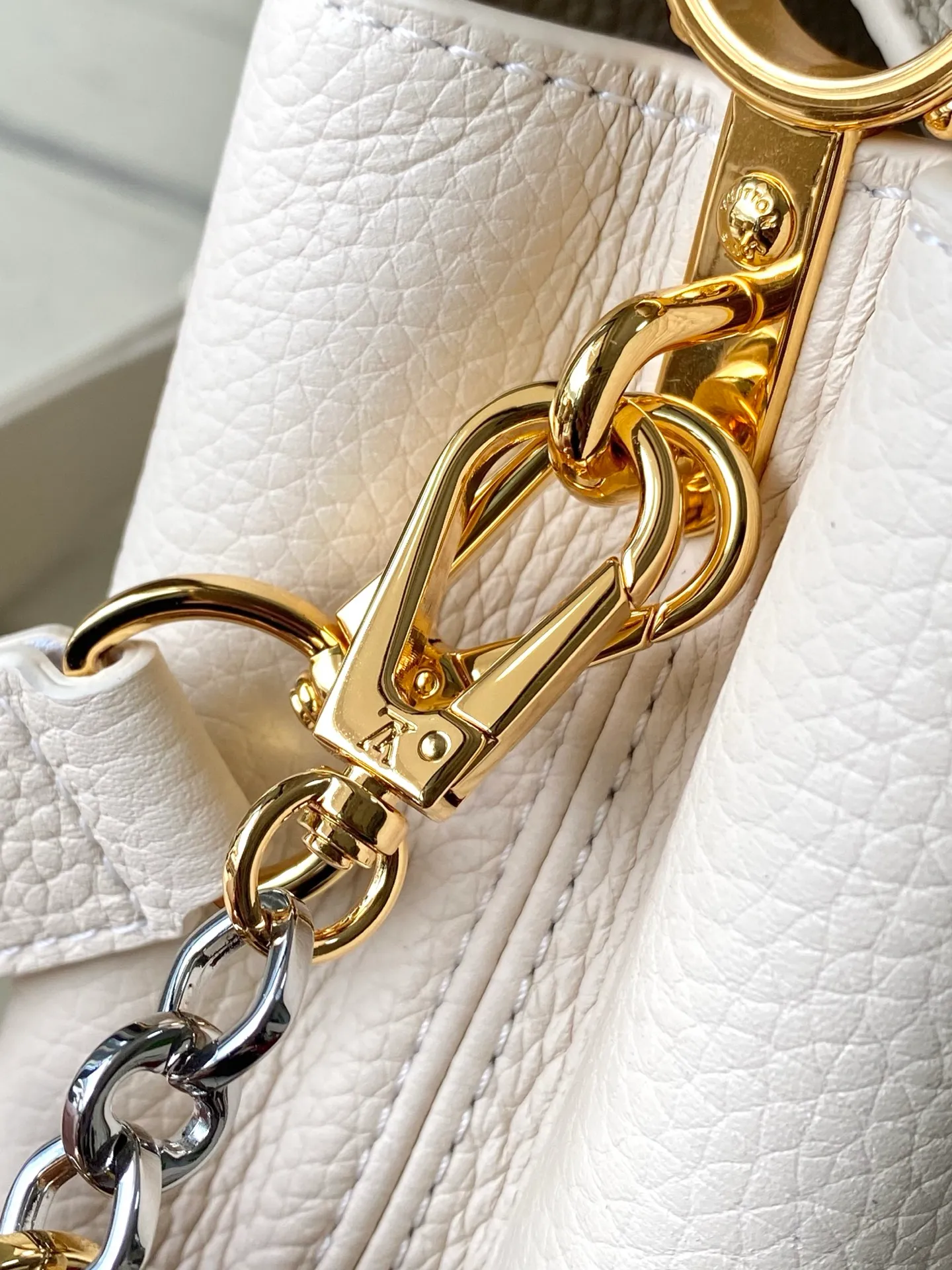 💰2180 "Special Grade Original Leather" M12935 Milky White Mini This Capucines mini handbag is made of flexible Taurillon cow leather. It uses jewelry-style double-plated chains and Monogram floral elements to highlight the identity of the Chain On You series. The flip cover can be placed on both the inside and outside. The ample structure and multiple inner pockets are convenient for storing daily needs. The rounded V letter adds an ingenious detail. Dimensions: 21 × 13.6 × 8 cm