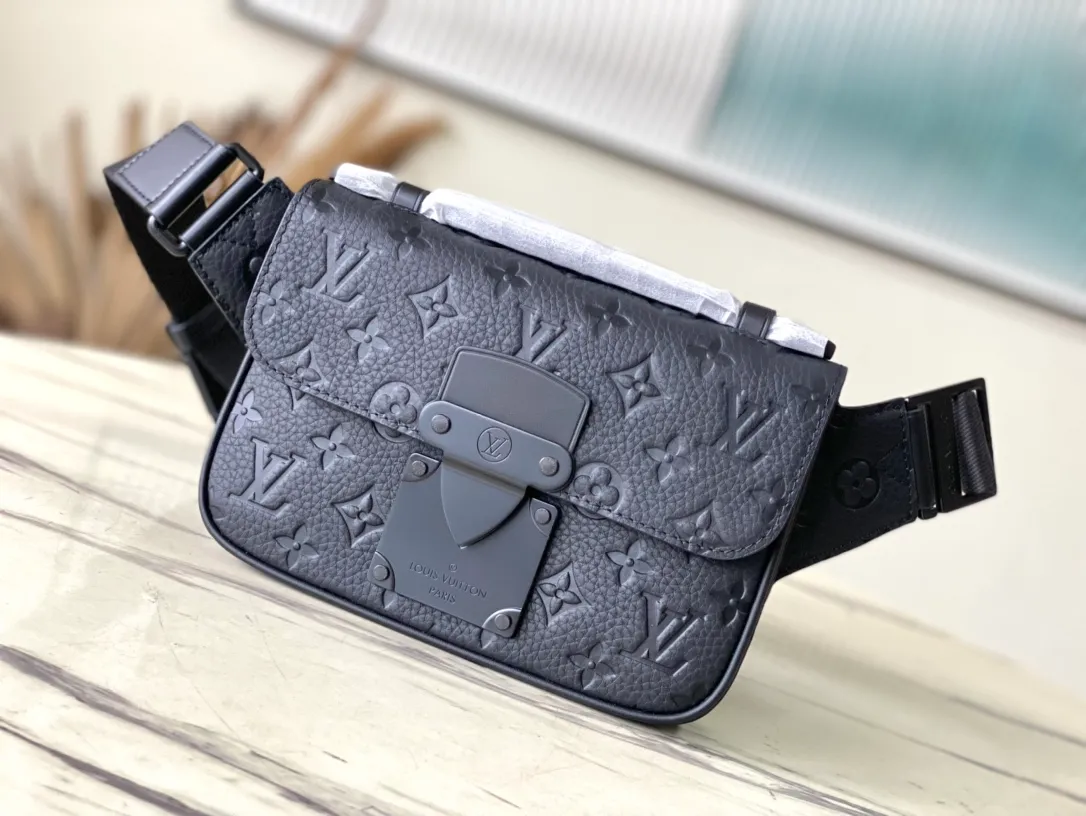 💰920 (top-grain leather) Top-quality original M58487 full leather This new S Lock Sling handbag is made of Monogram embossed black Taurillon leather, elegant and modern. The creative magnetic lock is inspired by traditional hard box locks to keep items safe and easy to access. Equipped with a logo shoulder strap and embossed handle, it is fashionable and practical and suitable for daily carrying. Dimensions: 21 x 15 x 4 cm