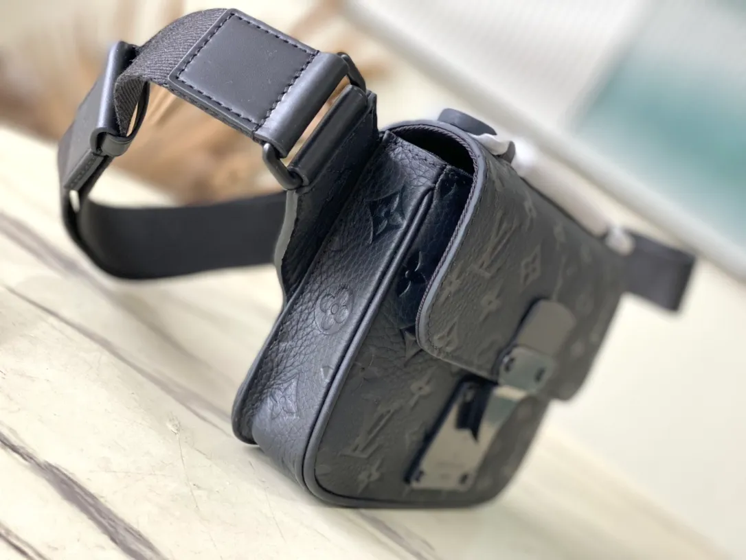 💰920 (top-grain leather) Top-quality original M58487 full leather This new S Lock Sling handbag is made of Monogram embossed black Taurillon leather, elegant and modern. The creative magnetic lock is inspired by traditional hard box locks to keep items safe and easy to access. Equipped with a logo shoulder strap and embossed handle, it is fashionable and practical and suitable for daily carrying. Dimensions: 21 x 15 x 4 cm