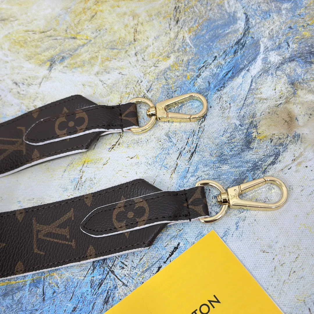 💰96 💎Top original super versatile MONOGRAM shoulder strap J02330 is made of Monogram canvas fabric and lined with stunning Rose Poudre Nappa leather. This shoulder strap is the best choice for creating a personal Louis Vuitton bag. Novel and versatile: super practical spring buckle design, easy to connect and remove. 90.0 x 4.0 x 0.2 cm (Length x Height x Width) - Monogram coated canvas - Nappa leather lining - Gold-tone hardware - 2 spring buckles - 2 Moroccan leather loops