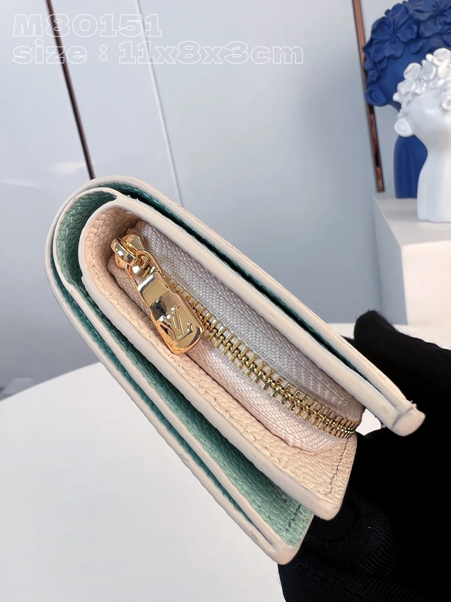 💰150 💎Upgraded original version🇫🇷 Cléa wallet is made of Monogram Empreinte soft grained cowhide and decorated with Louis Vuitton's iconic Monogram pattern. This model is known for its stylish design, which is both compact and spacious. It has an outer pocket, a zippered coin pocket, a bill compartment and six card slots Model: 80151 Matcha Green Size: 11x8.5x3.5cm