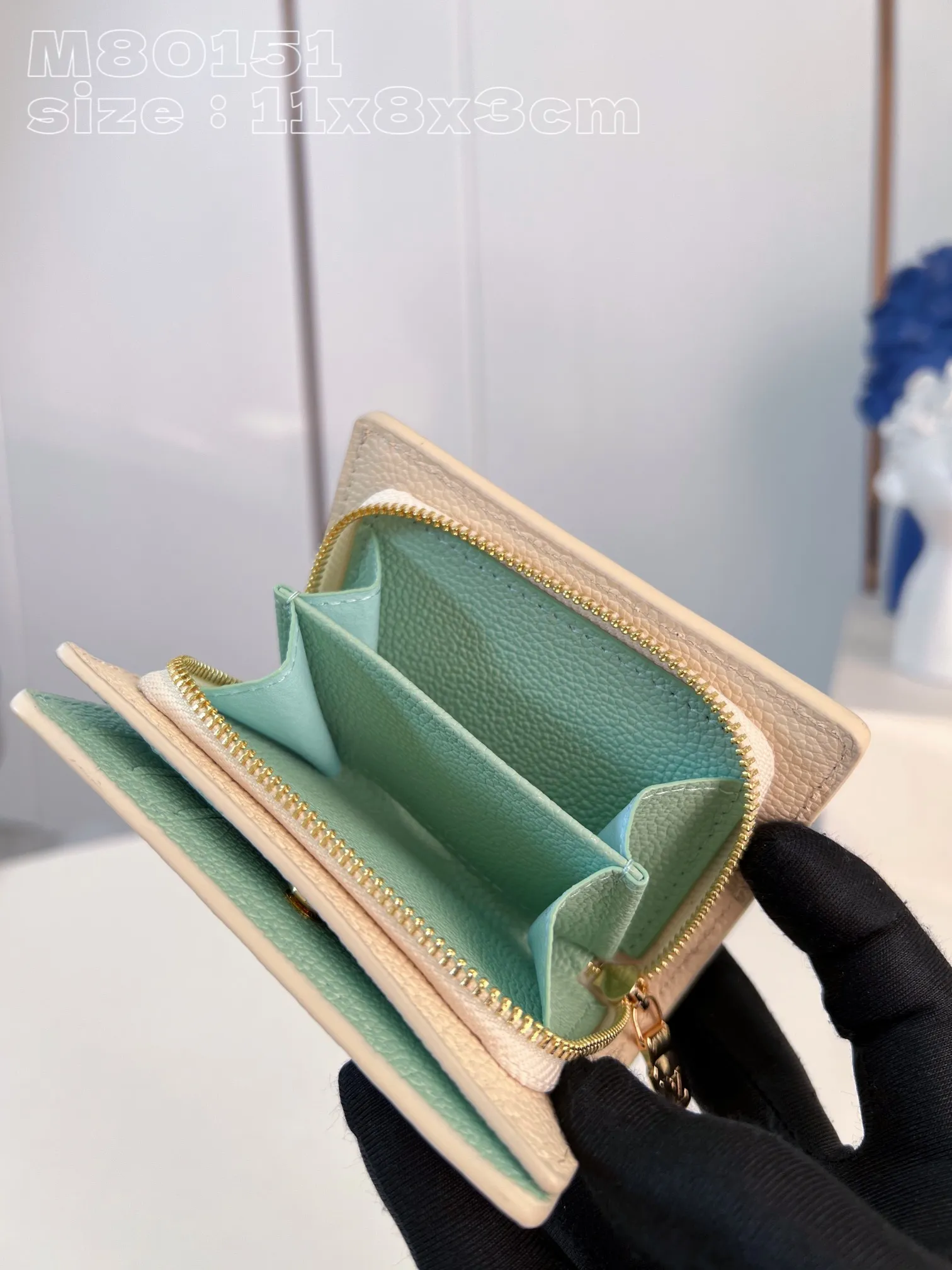 💰150 💎Upgraded original version🇫🇷 Cléa wallet is made of Monogram Empreinte soft grained cowhide and decorated with Louis Vuitton's iconic Monogram pattern. This model is known for its stylish design, which is both compact and spacious. It has an outer pocket, a zippered coin pocket, a bill compartment and six card slots Model: 80151 Matcha Green Size: 11x8.5x3.5cm