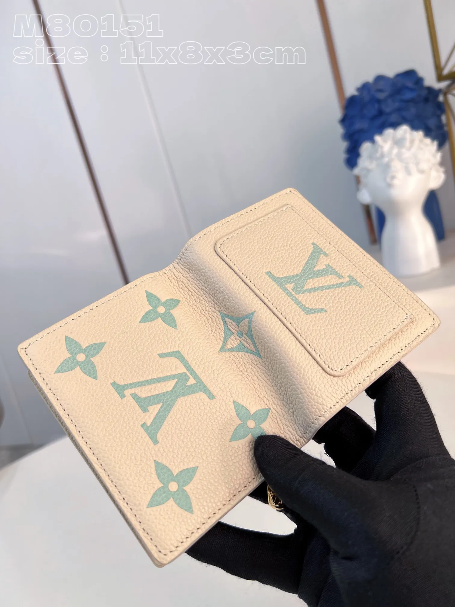 💰150 💎Upgraded original version🇫🇷 Cléa wallet is made of Monogram Empreinte soft grained cowhide and decorated with Louis Vuitton's iconic Monogram pattern. This model is known for its stylish design, which is both compact and spacious. It has an outer pocket, a zippered coin pocket, a bill compartment and six card slots Model: 80151 Matcha Green Size: 11x8.5x3.5cm
