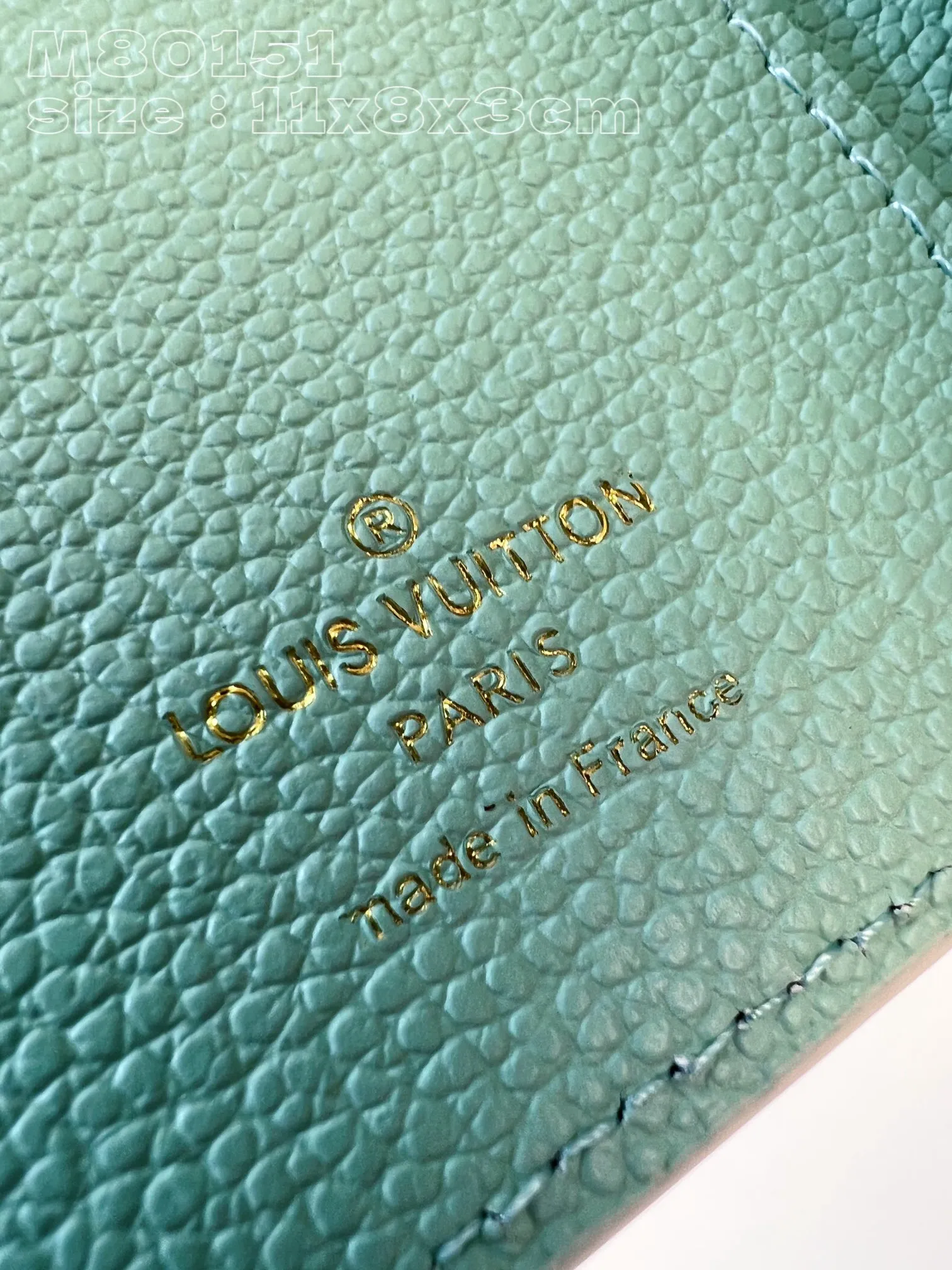 💰150 💎Upgraded original version🇫🇷 Cléa wallet is made of Monogram Empreinte soft grained cowhide and decorated with Louis Vuitton's iconic Monogram pattern. This model is known for its stylish design, which is both compact and spacious. It has an outer pocket, a zippered coin pocket, a bill compartment and six card slots Model: 80151 Matcha Green Size: 11x8.5x3.5cm