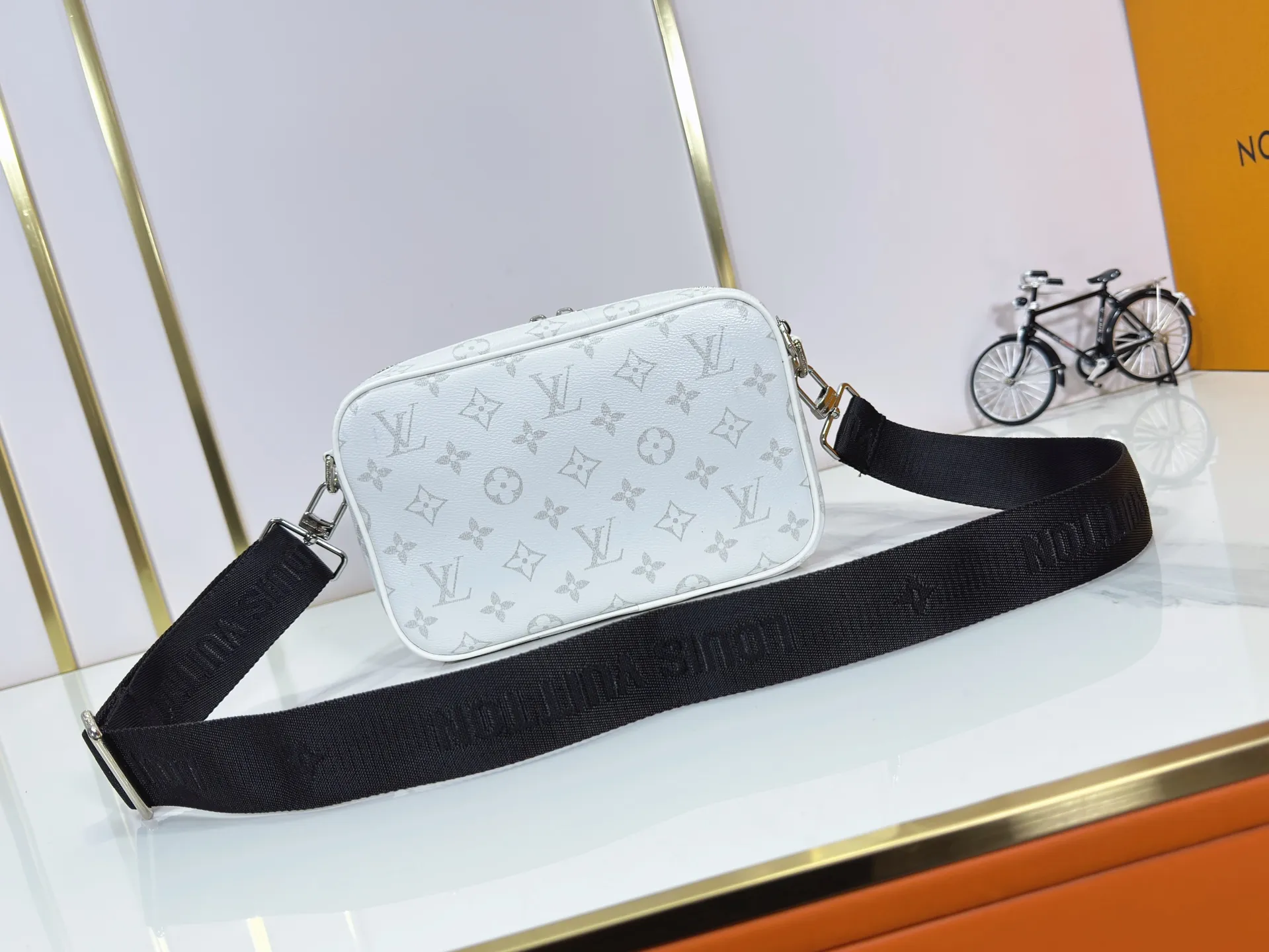 P220 upgraded original M82542 M31069 M46955 M31014 M31016 nano alpha handbag is made of monogram shadow leather with subtle embossed monogram pattern, which makes the compact structure show elegant style. Black leather rivets with black floral pattern, two corners wrapped compartments on the front, box bag, camera bag, shoulder bag oo[handshake][handshake] rivet elements are marked with brand imprints, zipper compartments and external patch pockets are convenient for storing daily needs, and the detachable and adjustable leather shoulder strap allows for comfortable carrying. 24 x 16 x 8 cm (length x height x width)