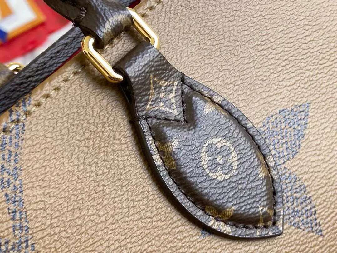 💰760 (Flower Shoulder Strap) Top Original M45039 Presbyopic Long Shoulder Strap Onthego medium handbag is decorated with classic Monogram canvas and Monogram Reverse canvas on both sides, presenting different styles at will. Toron's dual handles and shoulder strap allow for a variety of carrying options. Dimensions: 35 x 27 x 14 cm