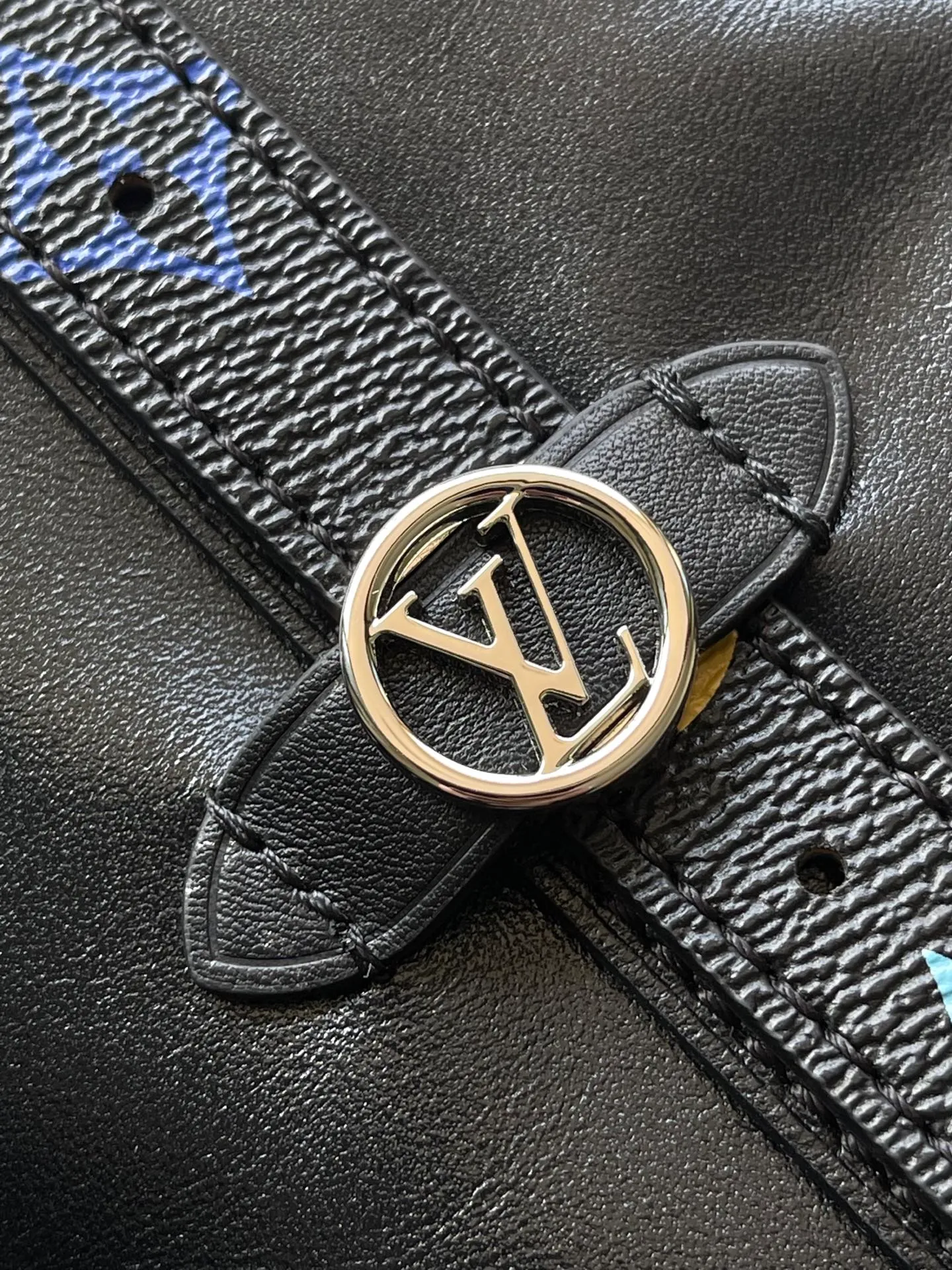 💰1200 (top-grain leather) Top-quality original M13105 This CarryAllVibe handbag is made of soft sheep leather. It has a close-fitting structure with cow leather trim and a detachable inner bag, which can easily store daily needs such as smartphones. The colorful Monogram pattern illuminates the detachable shoulder strap and iconic nameplate, expressing the smart style of the Louis Vuitton × Murakami reissue series. Dimensions: 39 × 30 × 15 cm