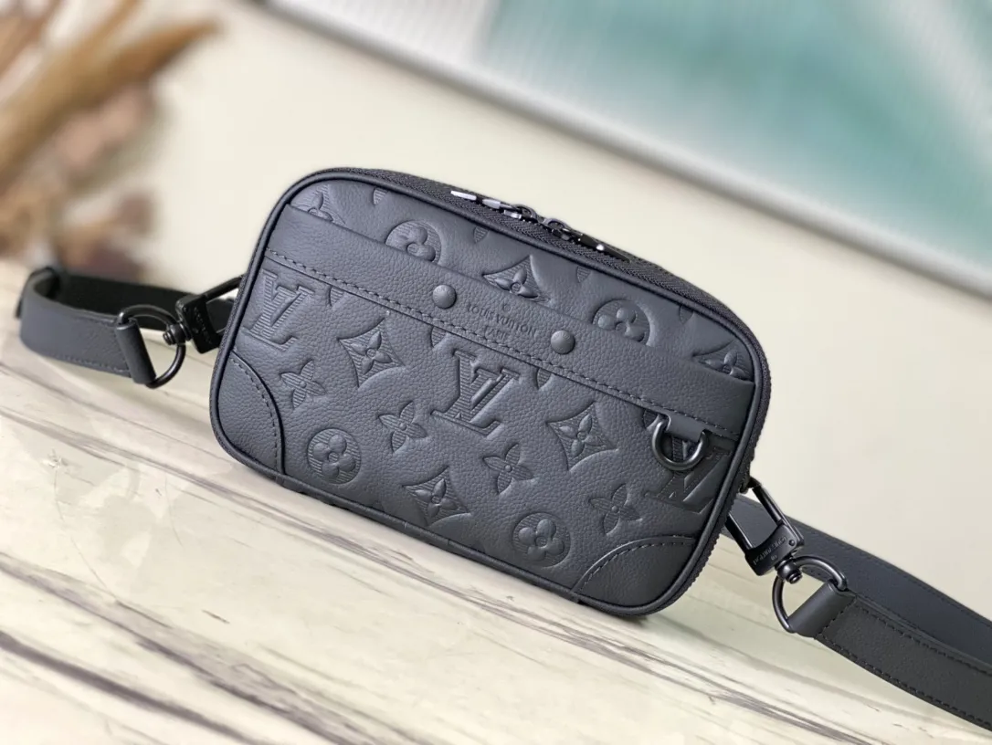 💰880 (top layer leather) top original order M82544 full leather Nano Alpha handbag is made of Monogram Shadow leather with subtle embossing of Monogram pattern, which makes the compact structure show elegant style. The rivet elements are marked with the brand's signature, and the zippered compartments and external patch pockets are convenient for storing daily needs. The detachable and adjustable leather strap allows for comfortable carrying. Dimensions: 11 × 18.5 × 6.5 cm