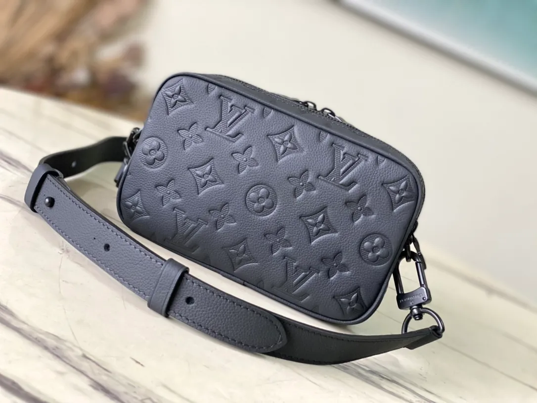 💰880 (top layer leather) top original order M82544 full leather Nano Alpha handbag is made of Monogram Shadow leather with subtle embossing of Monogram pattern, which makes the compact structure show elegant style. The rivet elements are marked with the brand's signature, and the zippered compartments and external patch pockets are convenient for storing daily needs. The detachable and adjustable leather strap allows for comfortable carrying. Dimensions: 11 × 18.5 × 6.5 cm