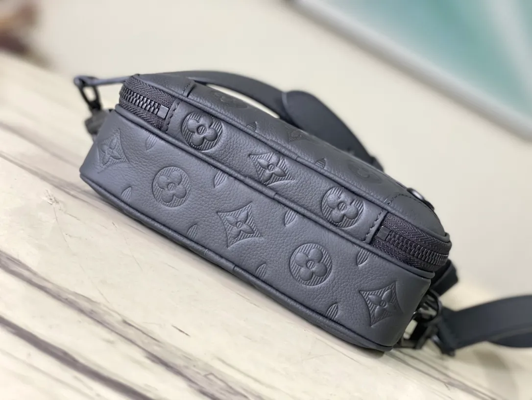 💰880 (top layer leather) top original order M82544 full leather Nano Alpha handbag is made of Monogram Shadow leather with subtle embossing of Monogram pattern, which makes the compact structure show elegant style. The rivet elements are marked with the brand's signature, and the zippered compartments and external patch pockets are convenient for storing daily needs. The detachable and adjustable leather strap allows for comfortable carrying. Dimensions: 11 × 18.5 × 6.5 cm
