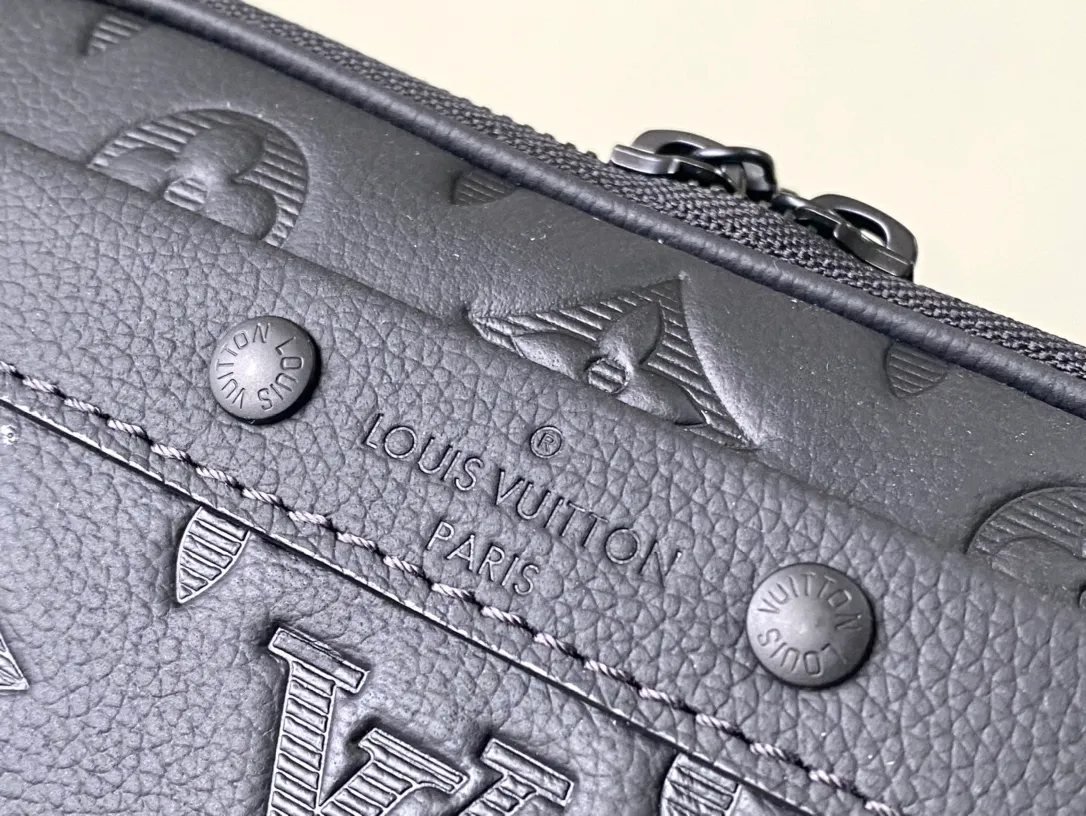 💰880 (top layer leather) top original order M82544 full leather Nano Alpha handbag is made of Monogram Shadow leather with subtle embossing of Monogram pattern, which makes the compact structure show elegant style. The rivet elements are marked with the brand's signature, and the zippered compartments and external patch pockets are convenient for storing daily needs. The detachable and adjustable leather strap allows for comfortable carrying. Dimensions: 11 × 18.5 × 6.5 cm