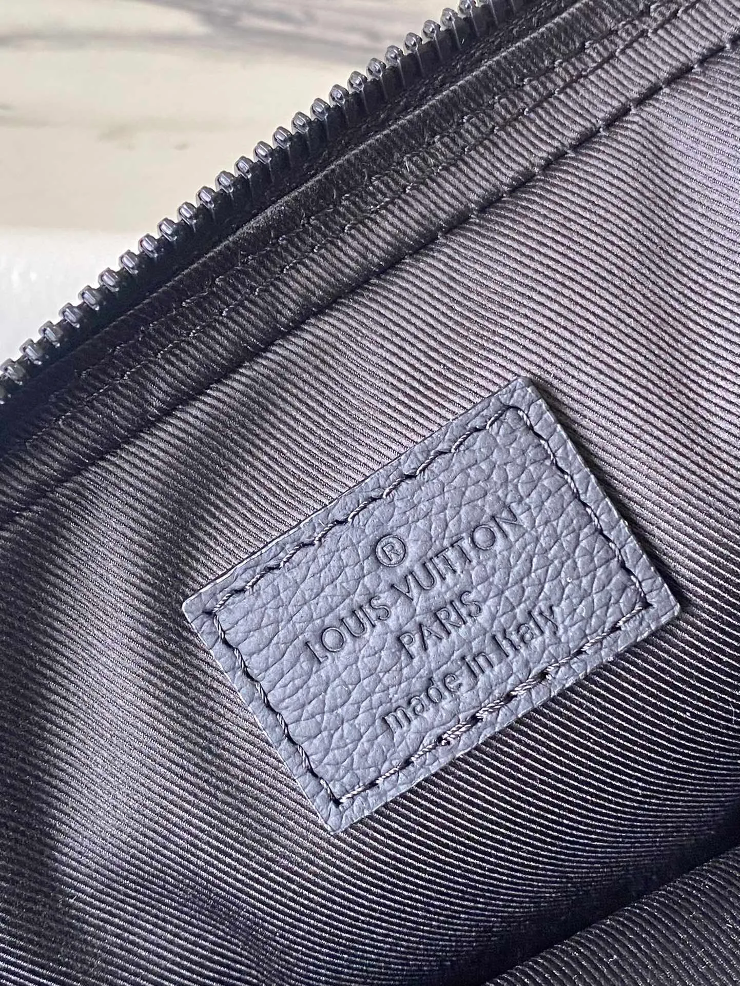 💰880 (top layer leather) top original order M82544 full leather Nano Alpha handbag is made of Monogram Shadow leather with subtle embossing of Monogram pattern, which makes the compact structure show elegant style. The rivet elements are marked with the brand's signature, and the zippered compartments and external patch pockets are convenient for storing daily needs. The detachable and adjustable leather strap allows for comfortable carrying. Dimensions: 11 × 18.5 × 6.5 cm