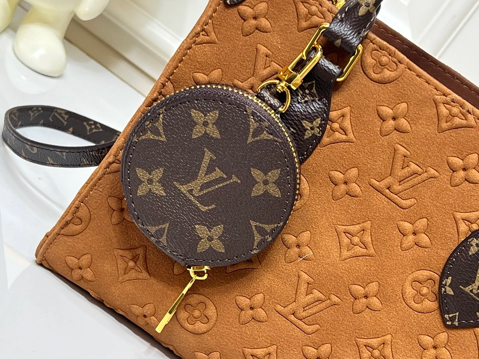 Batch 300💰M45659 M46373 Brown embossed Black embossed Gray embossed OnTheGo Small new version The legendary ONTHEGO handbag: made of washed LV Blason denim, with deep tones to enhance the gradient effect of the LV letters, showing Pharrell Williams' creative ingenuity in translating graceful music into fashion language. The zippered front pocket provides easy access to everyday items, while the drawstring closure and magnetic laces provide ample space. Detailed features25x11x19 cm