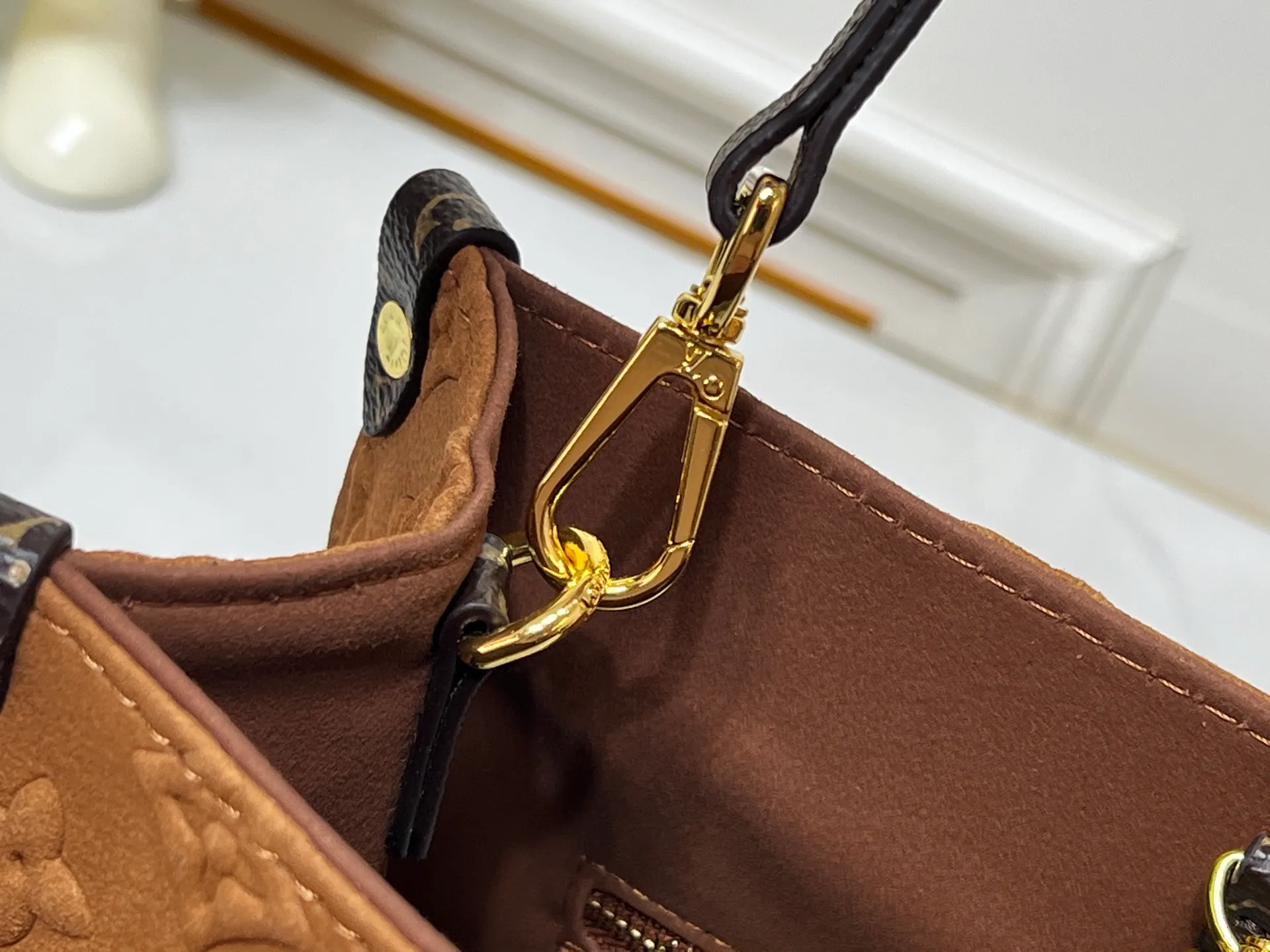 Batch 300💰M45659 M46373 Brown embossed Black embossed Gray embossed OnTheGo Small new version The legendary ONTHEGO handbag: made of washed LV Blason denim, with deep tones to enhance the gradient effect of the LV letters, showing Pharrell Williams' creative ingenuity in translating graceful music into fashion language. The zippered front pocket provides easy access to everyday items, while the drawstring closure and magnetic laces provide ample space. Detailed features25x11x19 cm