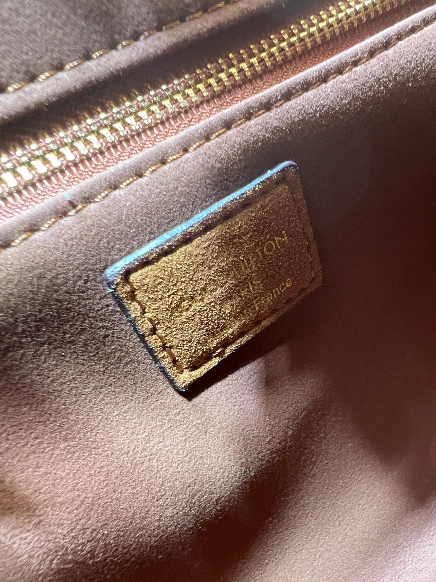 Batch 300💰M45659 M46373 Brown embossed Black embossed Gray embossed OnTheGo Small new version The legendary ONTHEGO handbag: made of washed LV Blason denim, with deep tones to enhance the gradient effect of the LV letters, showing Pharrell Williams' creative ingenuity in translating graceful music into fashion language. The zippered front pocket provides easy access to everyday items, while the drawstring closure and magnetic laces provide ample space. Detailed features25x11x19 cm