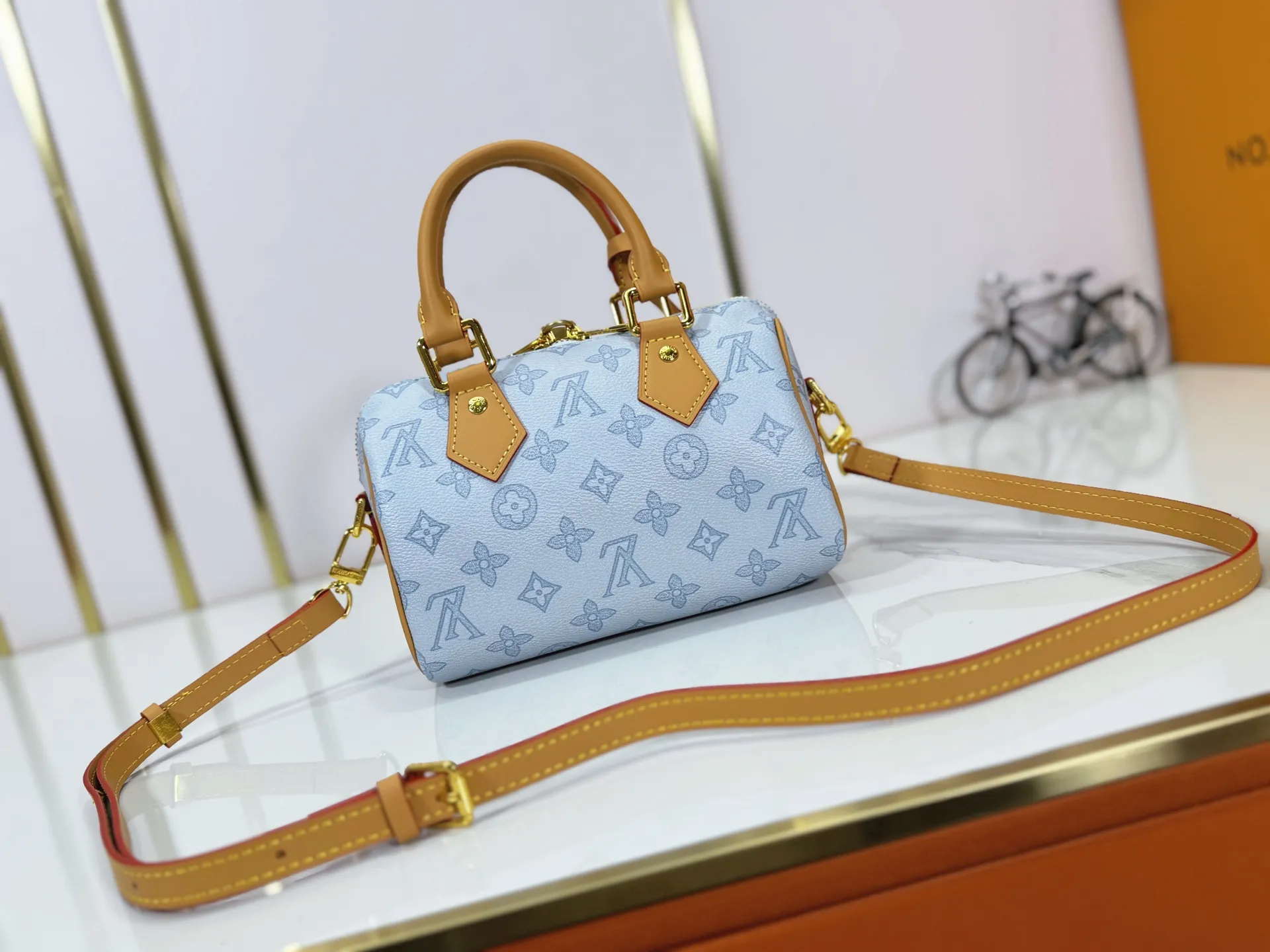 P240 M27951 M27530 Upgraded original version [Exclusive background shot] This Speedy Bandoulière 20 handbag condenses the brand's traditional Speedy travel bag design and is made of Monogram leather with fabric lining and cow leather trim. The wide, removable and adjustable fabric shoulder strap features Louis Vuitton's signature texture, and the rolled leather handles add to the carrying options. 20.5 x 13.5 x 12.0 cm (L x H x W) • Monogram coated canvas • Cow leather trim • Textile lining • Metal hardware • Padlock • Internal slip pocket • Shoulder strap: removable, adjustable • Strap half length: 39.0 cm • Strap half length adjustable to: 58.0 cm • Handle: Double handle