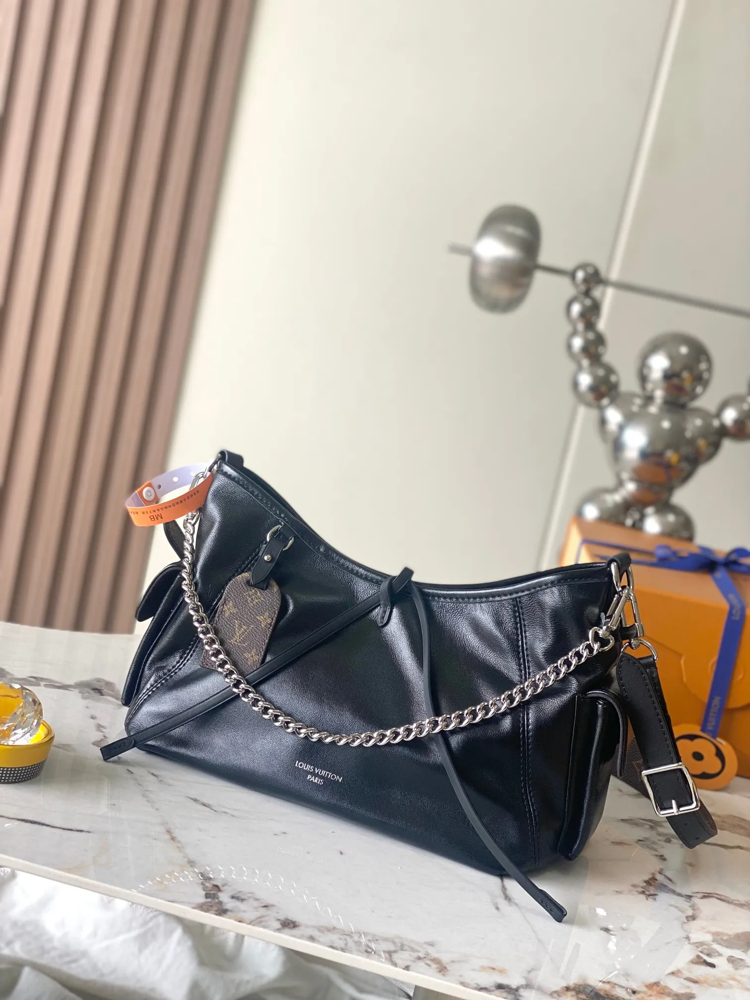 p2140 [Special grade transcoding chip MB original leather] CARRYALL CARGO small handbag Model: M24861 dynamic chip Material: A+ grade all-steel hardware, imported original sheepskin Packing: full set of special grade duty-free MB packaging Size: 33.5x23x15cm