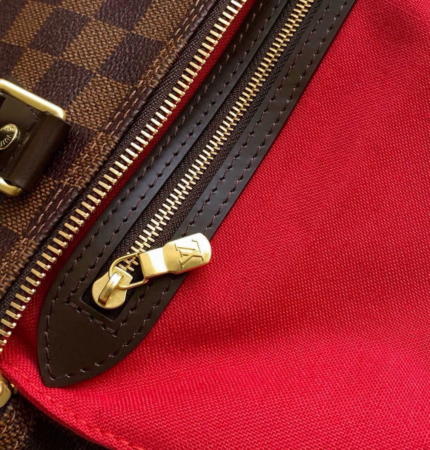 💰700 (strapless version) Top Original N41365 SPEEDY 25 Handbag This compact urban handbag is made of elegant Damier canvas. The Speedy 25 bag complements any outfit and adds a chic touch. Detailed Features 25 x 19 x 15 cm (Length x Height x Width) Shiny gold-tone brass hardware Textile lining Signature Louis Vuitton Speedy styling Leather trim Handles: Double handle