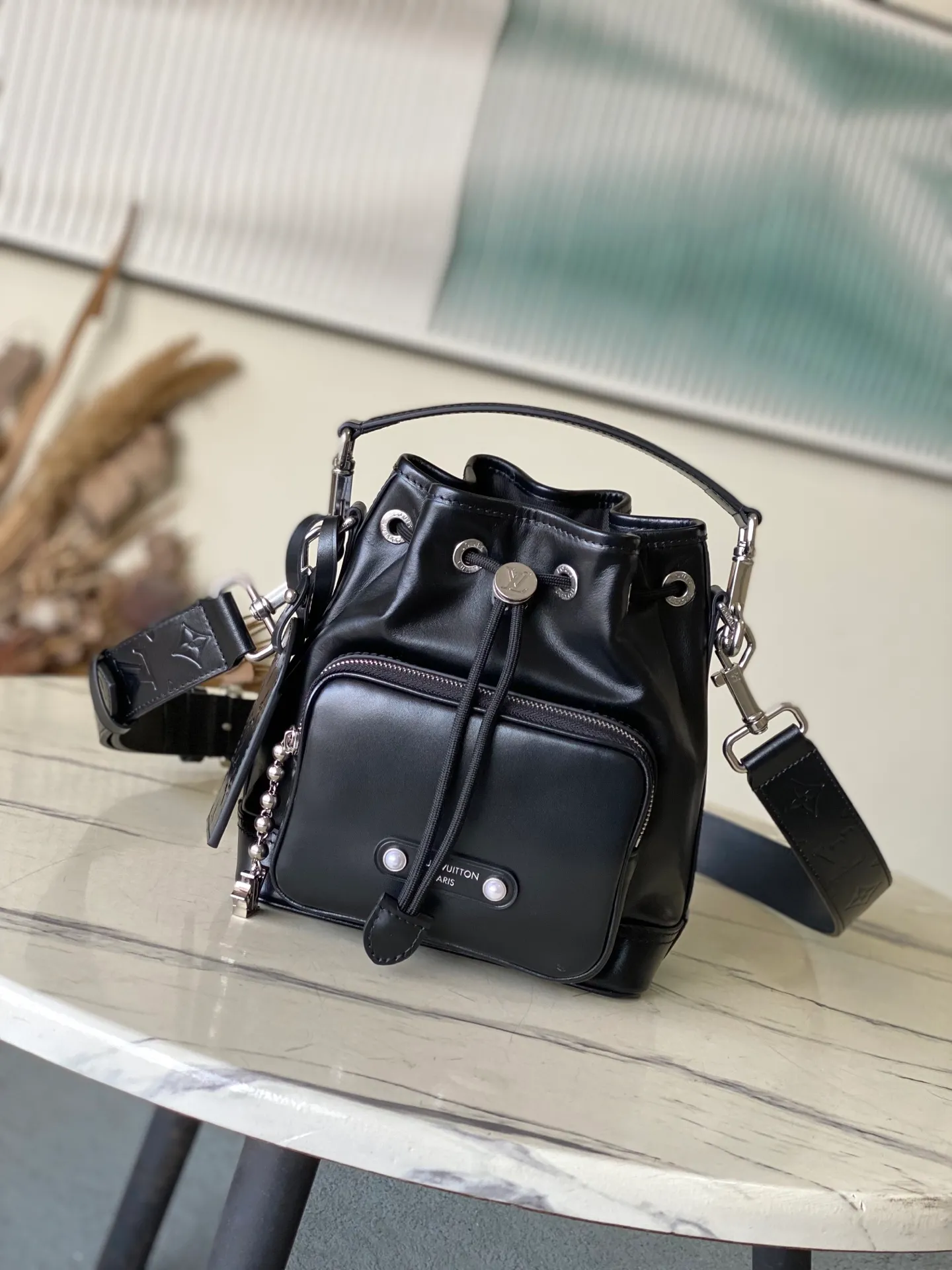 💰1520 (first-grain leather) top original order M13985 This NoeCargo small bucket bag is made of cow leather with a dazzling luster like nylon, and is highlighted with metal LV letters and bead chains. It is equipped with a spacious front pocket and a fabric lining. Dimensions: 22 × 24 × 16 cm