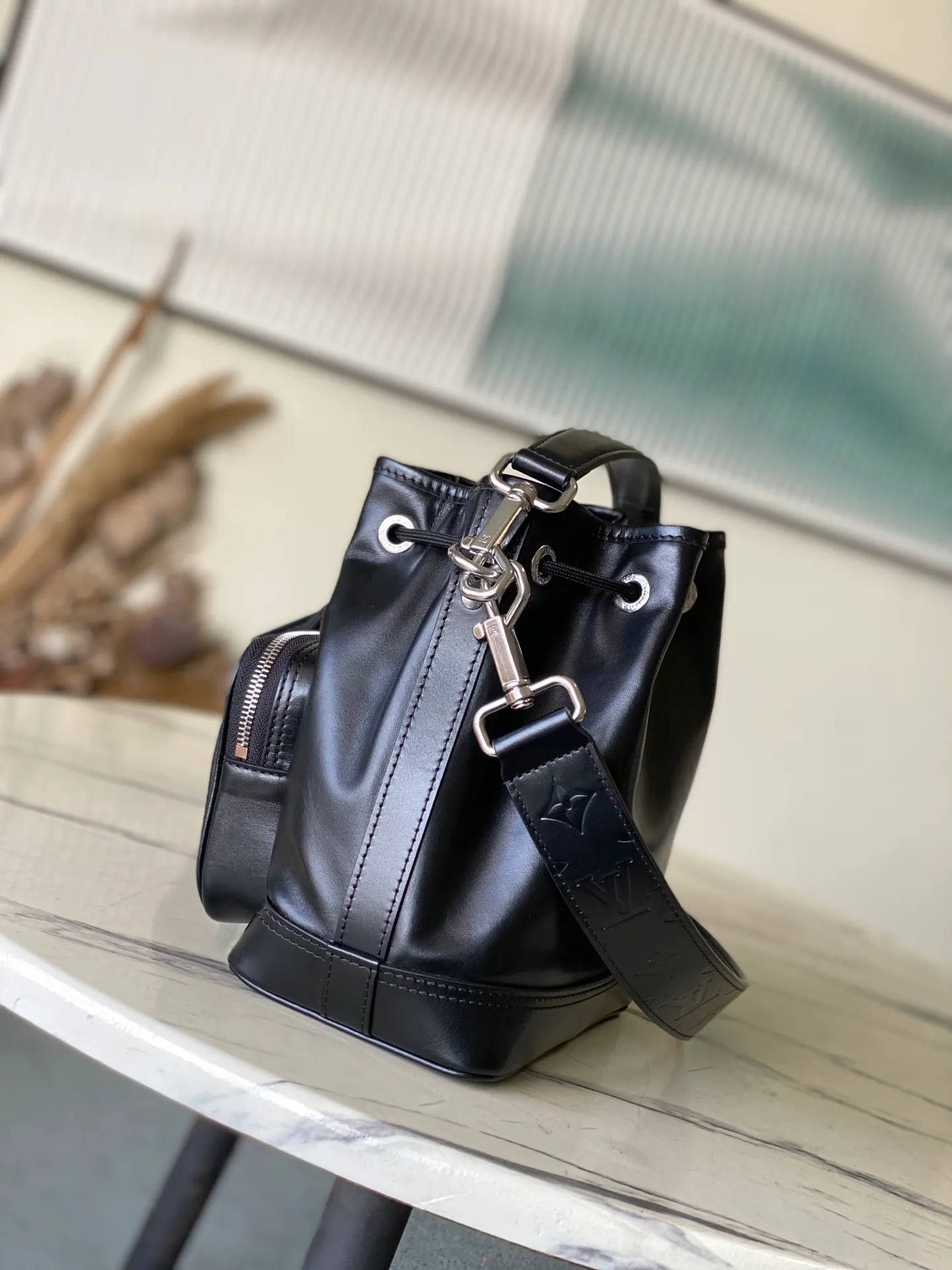 💰1520 (first-grain leather) top original order M13985 This NoeCargo small bucket bag is made of cow leather with a dazzling luster like nylon, and is highlighted with metal LV letters and bead chains. It is equipped with a spacious front pocket and a fabric lining. Dimensions: 22 × 24 × 16 cm