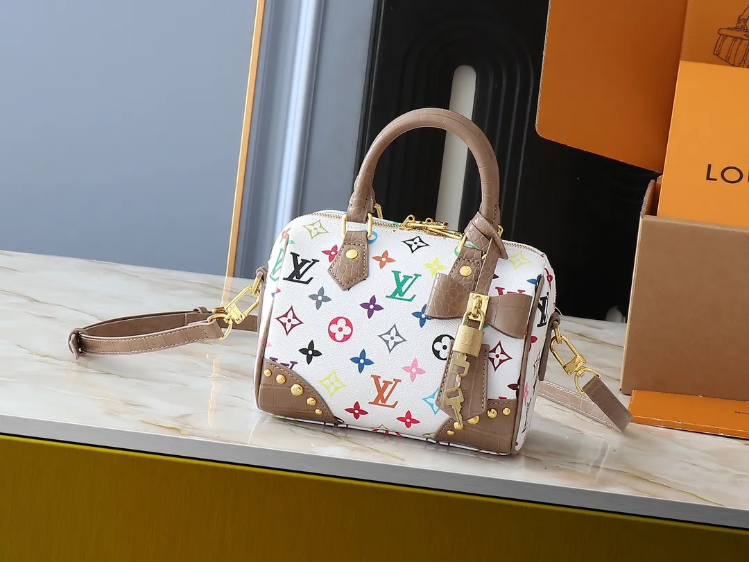 💰280💰Upgraded original crocodile pattern M58953 M46234 M46222 Speedy Bandoulière 20 handbag is made of soft coated canvas, and the full-length Monogram pattern is traced in colorful rainbow tones, highlighting the smart style of the Louis Vuitton x Murakami reissue series. The Toron handle and detachable shoulder strap are constructed of cow leather, the metal corners recall classic luggage elements, and the bow-shaped key bag and padlock add brand touches. Dimensions: 20.5 x 13.5 x 12.0 cm (length x height x width)