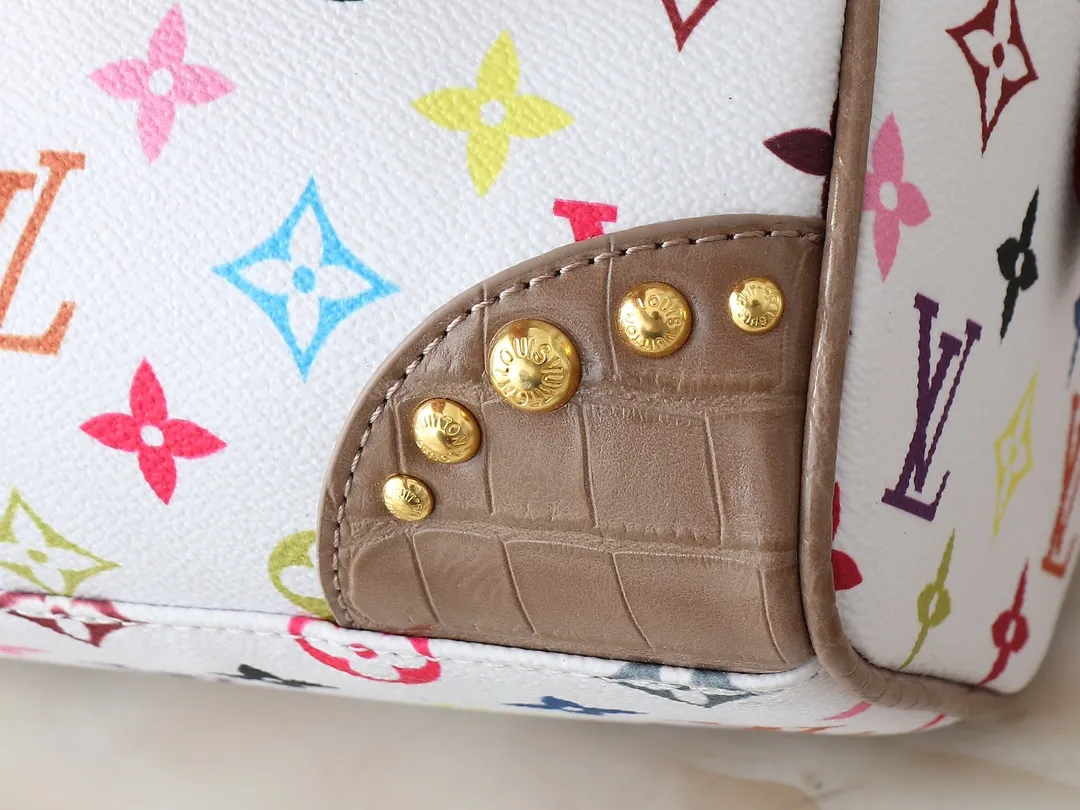 💰280💰Upgraded original crocodile pattern M58953 M46234 M46222 Speedy Bandoulière 20 handbag is made of soft coated canvas, and the full-length Monogram pattern is traced in colorful rainbow tones, highlighting the smart style of the Louis Vuitton x Murakami reissue series. The Toron handle and detachable shoulder strap are constructed of cow leather, the metal corners recall classic luggage elements, and the bow-shaped key bag and padlock add brand touches. Dimensions: 20.5 x 13.5 x 12.0 cm (length x height x width)