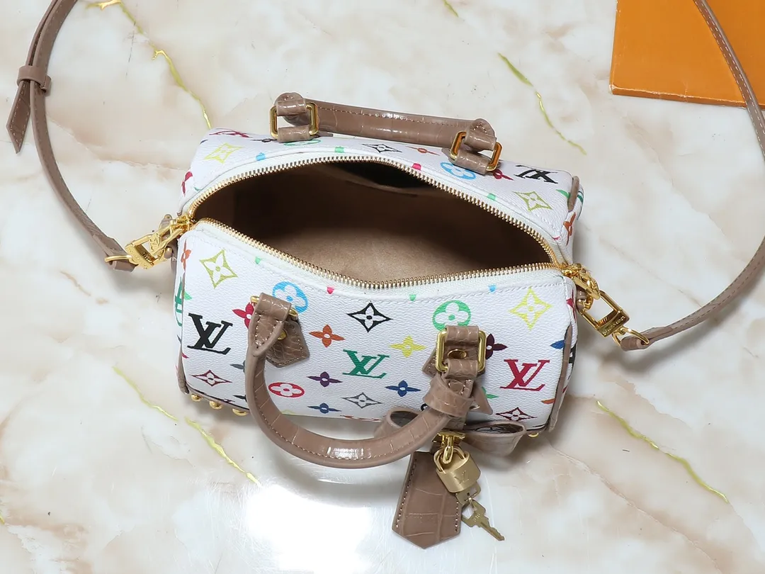 💰280💰Upgraded original crocodile pattern M58953 M46234 M46222 Speedy Bandoulière 20 handbag is made of soft coated canvas, and the full-length Monogram pattern is traced in colorful rainbow tones, highlighting the smart style of the Louis Vuitton x Murakami reissue series. The Toron handle and detachable shoulder strap are constructed of cow leather, the metal corners recall classic luggage elements, and the bow-shaped key bag and padlock add brand touches. Dimensions: 20.5 x 13.5 x 12.0 cm (length x height x width)