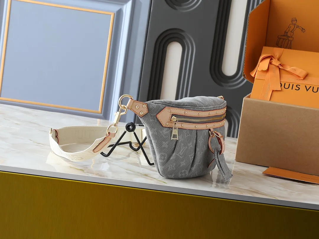 💰260💰 Upgraded original 2024 denim denim M46837 The definition of casual chic: The high-rise bag is made of Montague-coated canvas with details like a removable name tag on the natural cowhide that symbolizes the house. Removable textile strap adds a sporty touch. The soft canvas feels soft against the body, while the slim design allows for underwear. Size: 38×16×7.5cm (length x height x width)