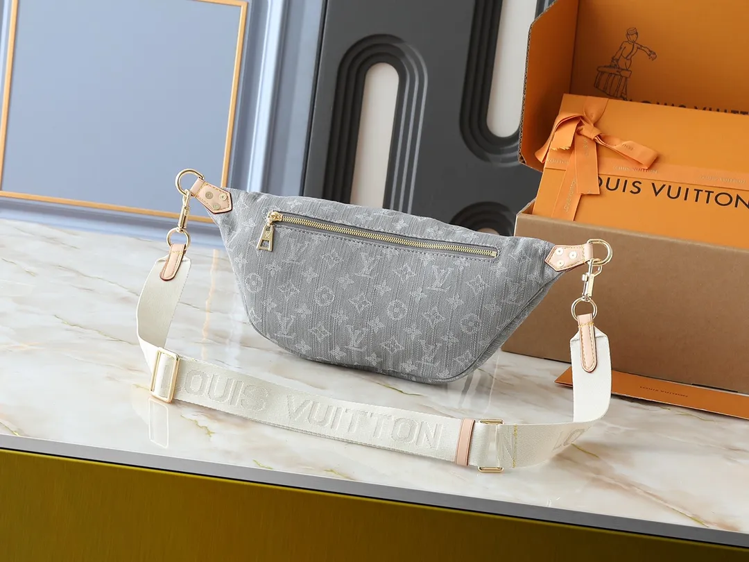 💰260💰 Upgraded original 2024 denim denim M46837 The definition of casual chic: The high-rise bag is made of Montague-coated canvas with details like a removable name tag on the natural cowhide that symbolizes the house. Removable textile strap adds a sporty touch. The soft canvas feels soft against the body, while the slim design allows for underwear. Size: 38×16×7.5cm (length x height x width)
