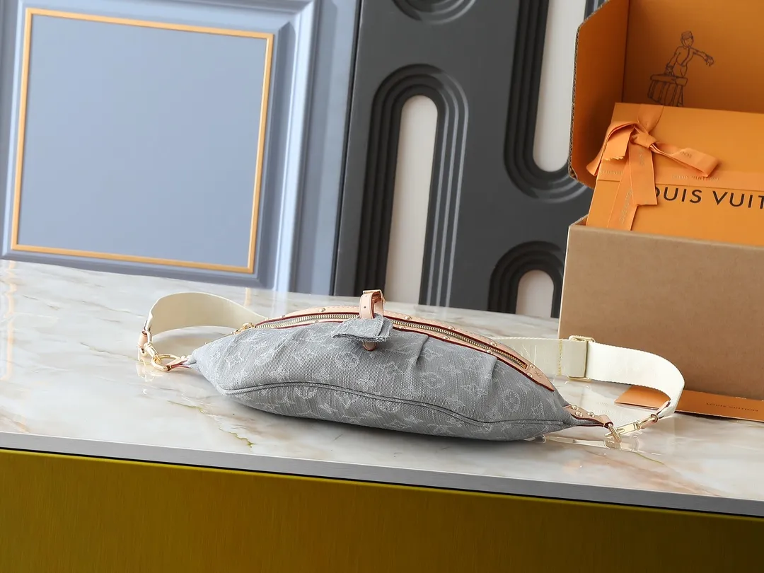 💰260💰 Upgraded original 2024 denim denim M46837 The definition of casual chic: The high-rise bag is made of Montague-coated canvas with details like a removable name tag on the natural cowhide that symbolizes the house. Removable textile strap adds a sporty touch. The soft canvas feels soft against the body, while the slim design allows for underwear. Size: 38×16×7.5cm (length x height x width)