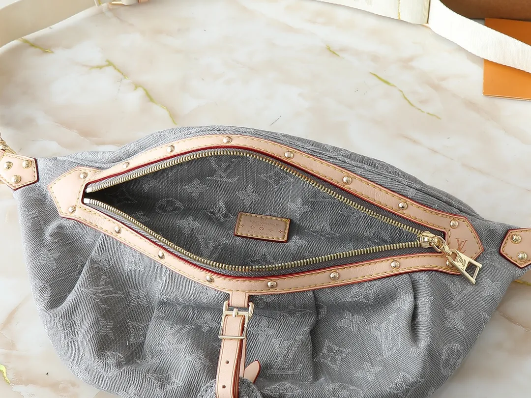 💰260💰 Upgraded original 2024 denim denim M46837 The definition of casual chic: The high-rise bag is made of Montague-coated canvas with details like a removable name tag on the natural cowhide that symbolizes the house. Removable textile strap adds a sporty touch. The soft canvas feels soft against the body, while the slim design allows for underwear. Size: 38×16×7.5cm (length x height x width)
