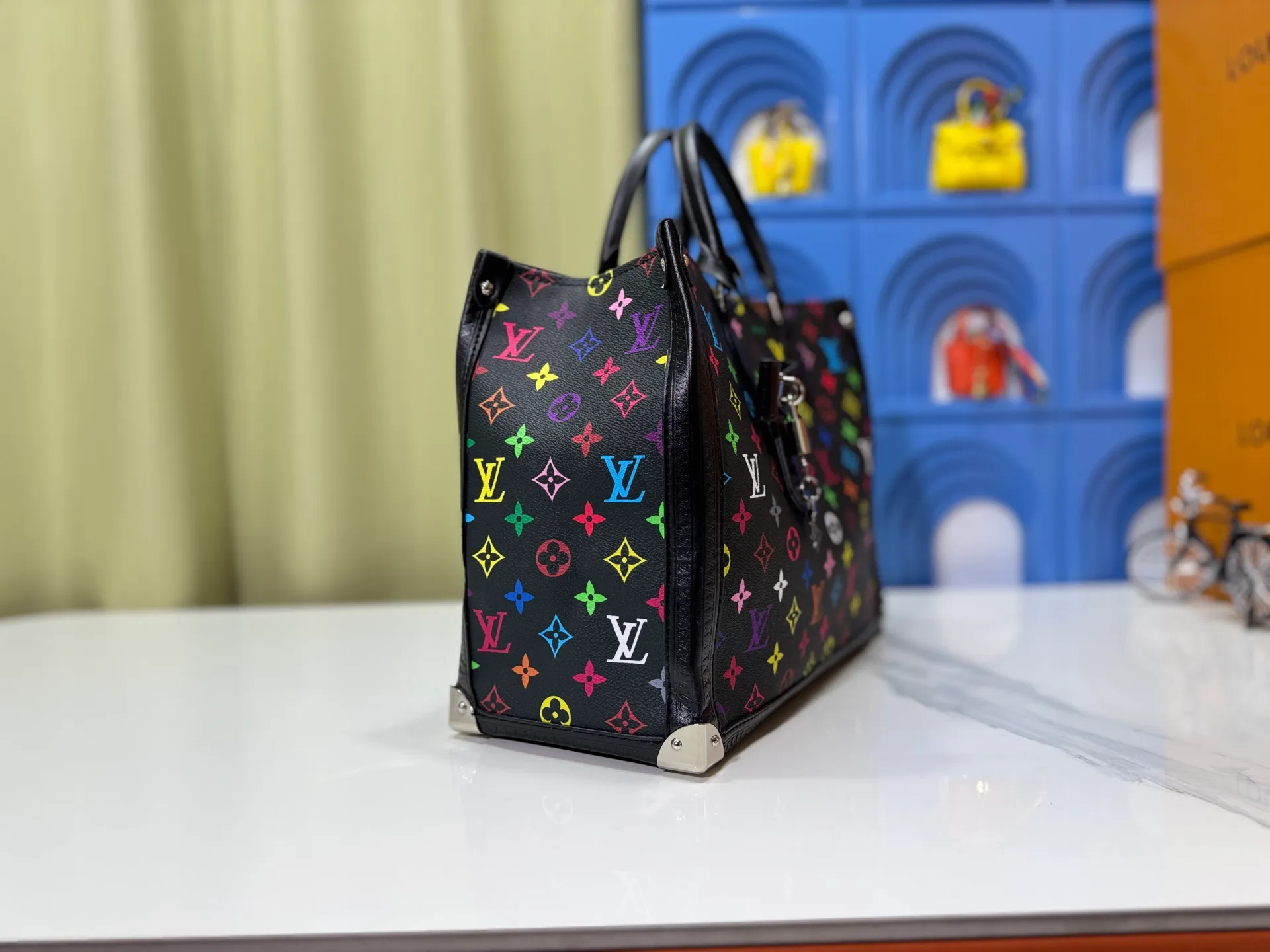 P340 upgrades the original M13079 Louis Vuitton x Takashi Murakami reissue series to interpret the OnTheGo medium handbag in a smart way. The colorful Monogram canvas body, cowhide leather trim and LV x TM key bag highlight the sophisticated style. The shiny corners recall the design of traditional Louis Vuitton luggage, and the shoulder strap and top handle allow for multiple carrying methods. Dimensions: 35.0 x 27.0 x 14.0 cm (length x height x width)