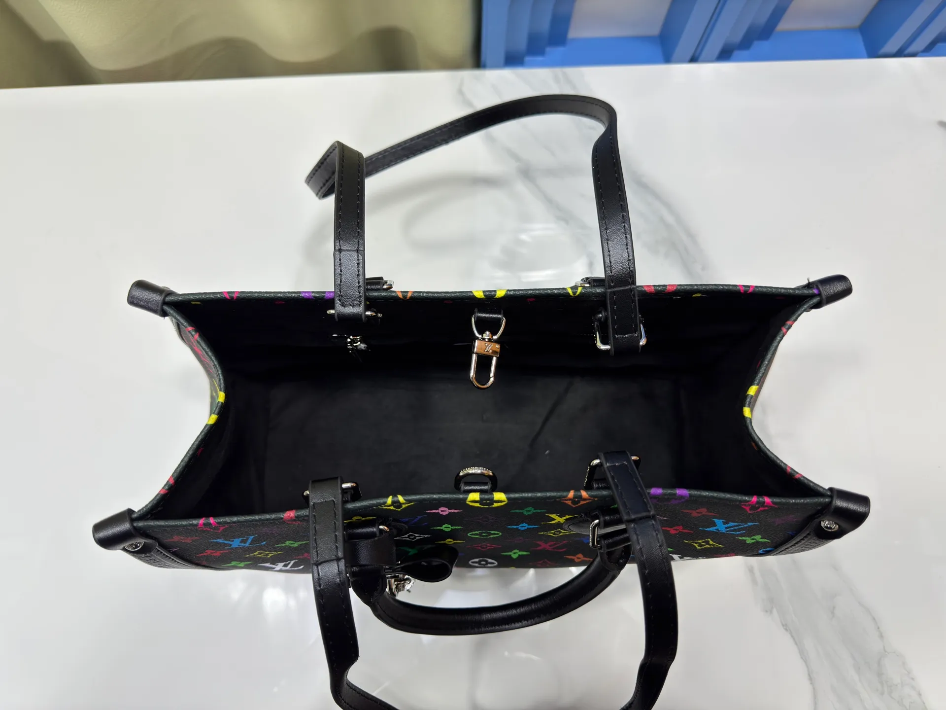 P340 upgrades the original M13079 Louis Vuitton x Takashi Murakami reissue series to interpret the OnTheGo medium handbag in a smart way. The colorful Monogram canvas body, cowhide leather trim and LV x TM key bag highlight the sophisticated style. The shiny corners recall the design of traditional Louis Vuitton luggage, and the shoulder strap and top handle allow for multiple carrying methods. Dimensions: 35.0 x 27.0 x 14.0 cm (length x height x width)