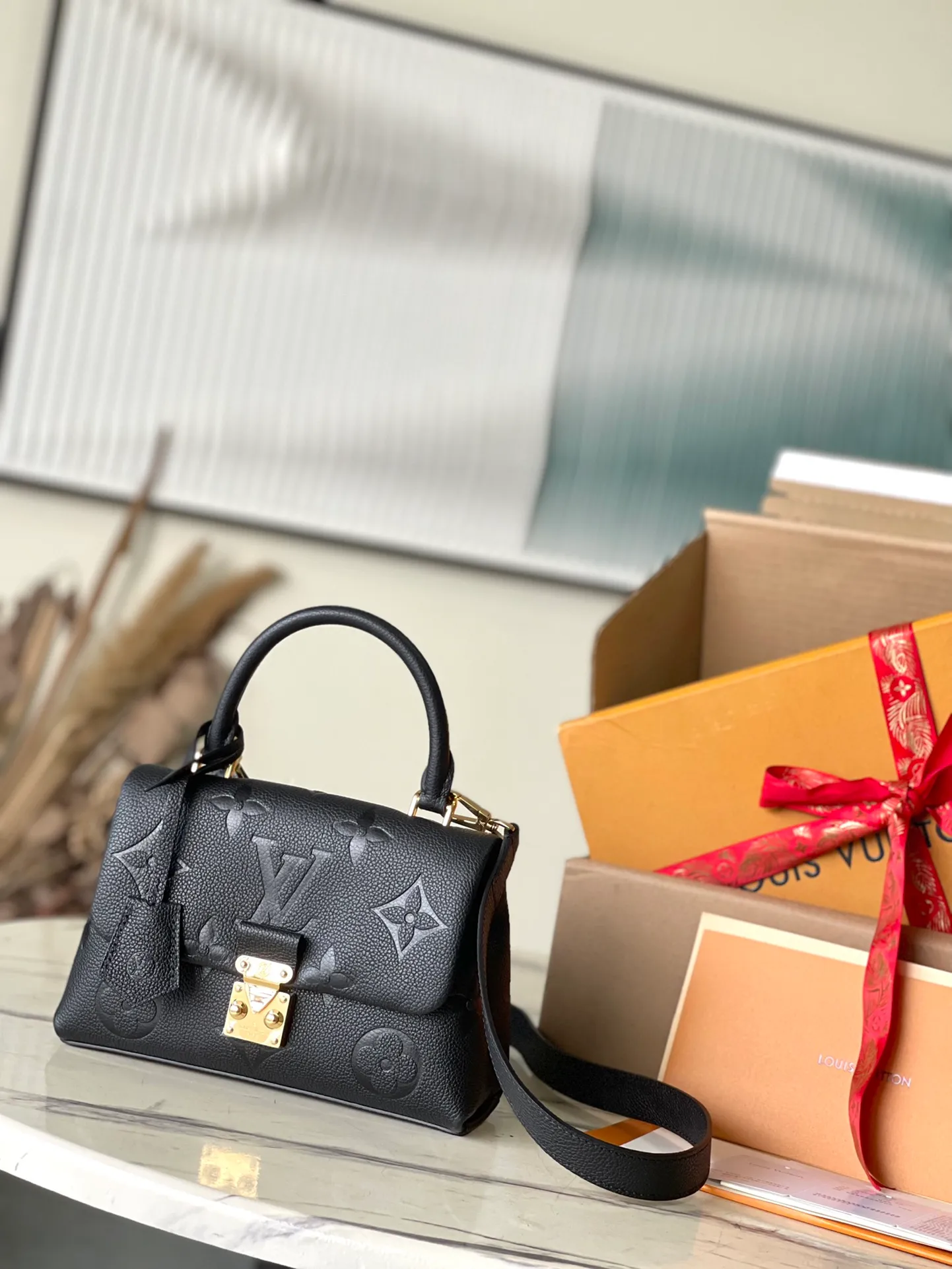 💰1040 (top layer leather) top quality original order M45977 black. Support counter inspection. Photos taken of duty-free goods are consistent with the product without unpacking. This product is an exclusive duty-free product in the market and is the highest-end product. Inspection is supported. This product has passed strict inspection and is flawless. Please wear gloves when touching the product. This product is not returnable or exchangeable. Please confirm the product first and then remove the label on the handle. This product is temporarily not open to the public, only regular customers, and is in short supply. Dimensions: 24 x 17 x 8.5 cm