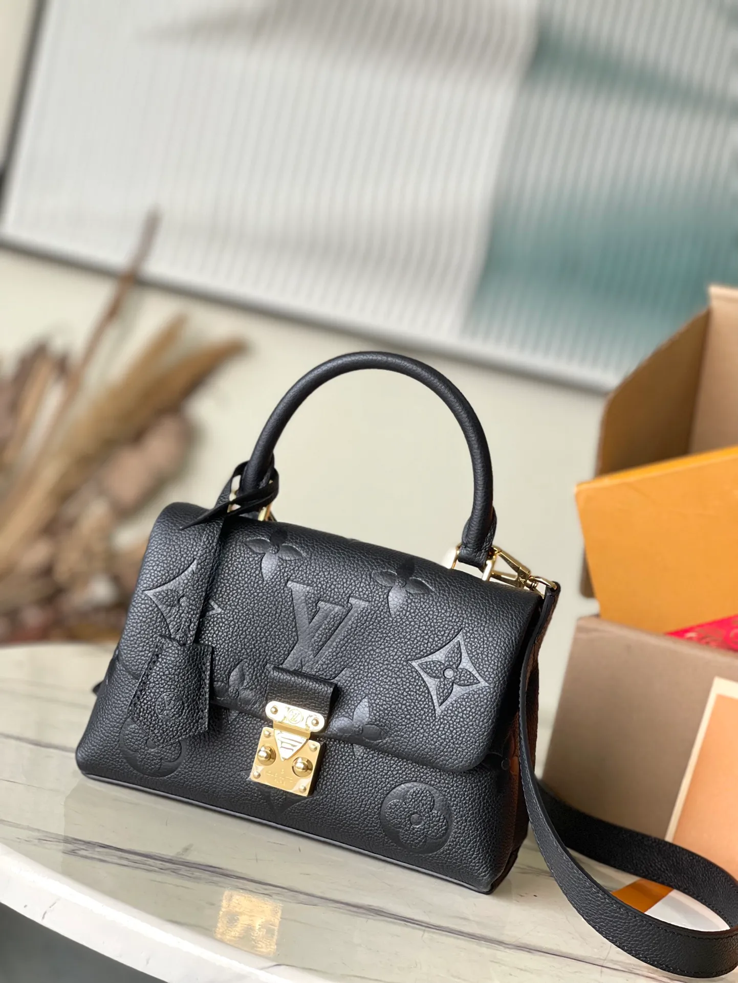 💰1040 (top layer leather) top quality original order M45977 black. Support counter inspection. Photos taken of duty-free goods are consistent with the product without unpacking. This product is an exclusive duty-free product in the market and is the highest-end product. Inspection is supported. This product has passed strict inspection and is flawless. Please wear gloves when touching the product. This product is not returnable or exchangeable. Please confirm the product first and then remove the label on the handle. This product is temporarily not open to the public, only regular customers, and is in short supply. Dimensions: 24 x 17 x 8.5 cm