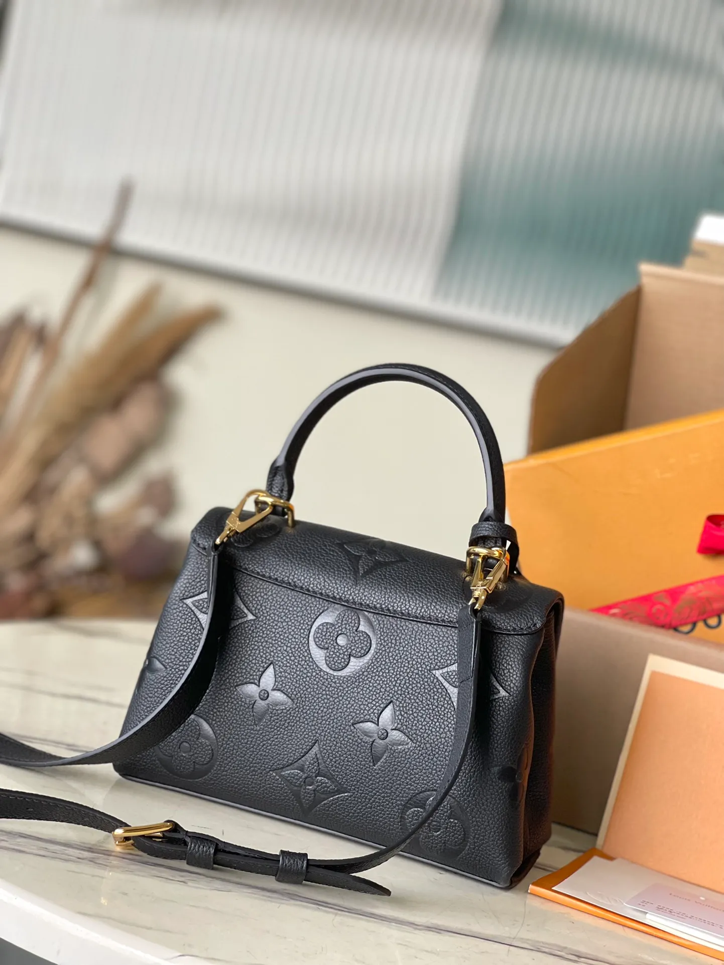 💰1040 (top layer leather) top quality original order M45977 black. Support counter inspection. Photos taken of duty-free goods are consistent with the product without unpacking. This product is an exclusive duty-free product in the market and is the highest-end product. Inspection is supported. This product has passed strict inspection and is flawless. Please wear gloves when touching the product. This product is not returnable or exchangeable. Please confirm the product first and then remove the label on the handle. This product is temporarily not open to the public, only regular customers, and is in short supply. Dimensions: 24 x 17 x 8.5 cm