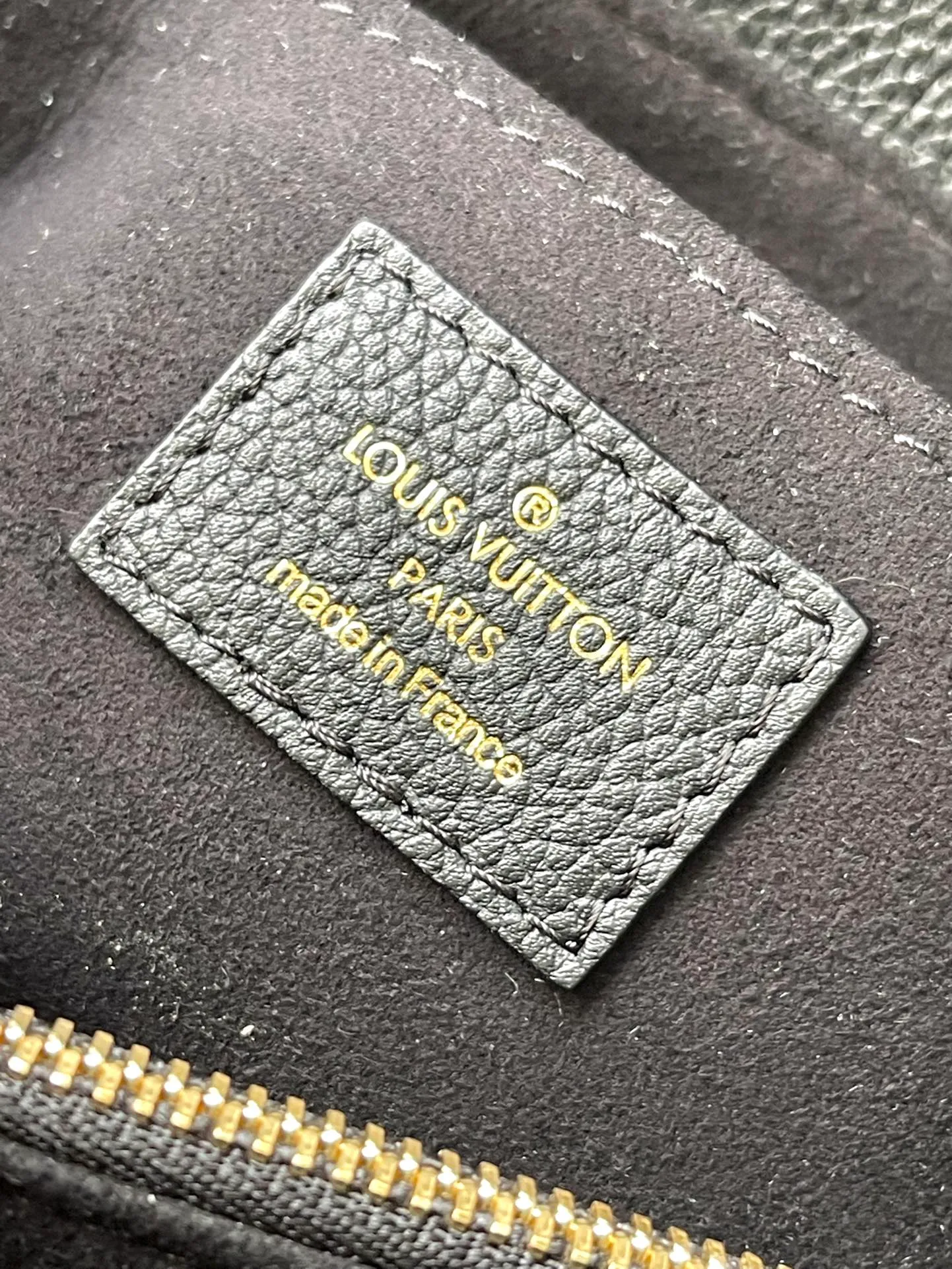 💰1040 (top layer leather) top quality original order M45977 black. Support counter inspection. Photos taken of duty-free goods are consistent with the product without unpacking. This product is an exclusive duty-free product in the market and is the highest-end product. Inspection is supported. This product has passed strict inspection and is flawless. Please wear gloves when touching the product. This product is not returnable or exchangeable. Please confirm the product first and then remove the label on the handle. This product is temporarily not open to the public, only regular customers, and is in short supply. Dimensions: 24 x 17 x 8.5 cm