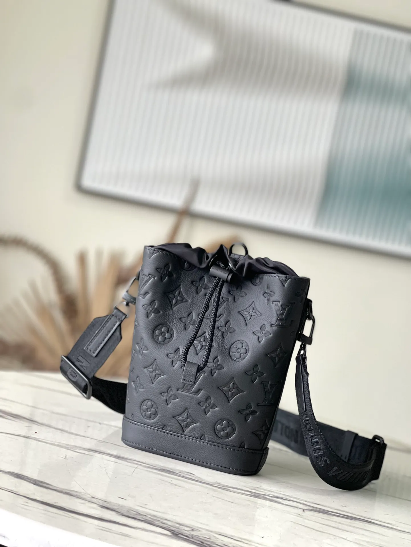 💰900 (top layer leather) top original order M82248 Lanyuan brand history, launch this o6 shoulder bag. The new cow leather has a more delicate grain texture and smooth texture, creating a flexible oil rope structure. The removable and adjustable fabric shoulder strap allows for a variety of carrying options. Dimensions: 13 × 21 × 8.5 cm