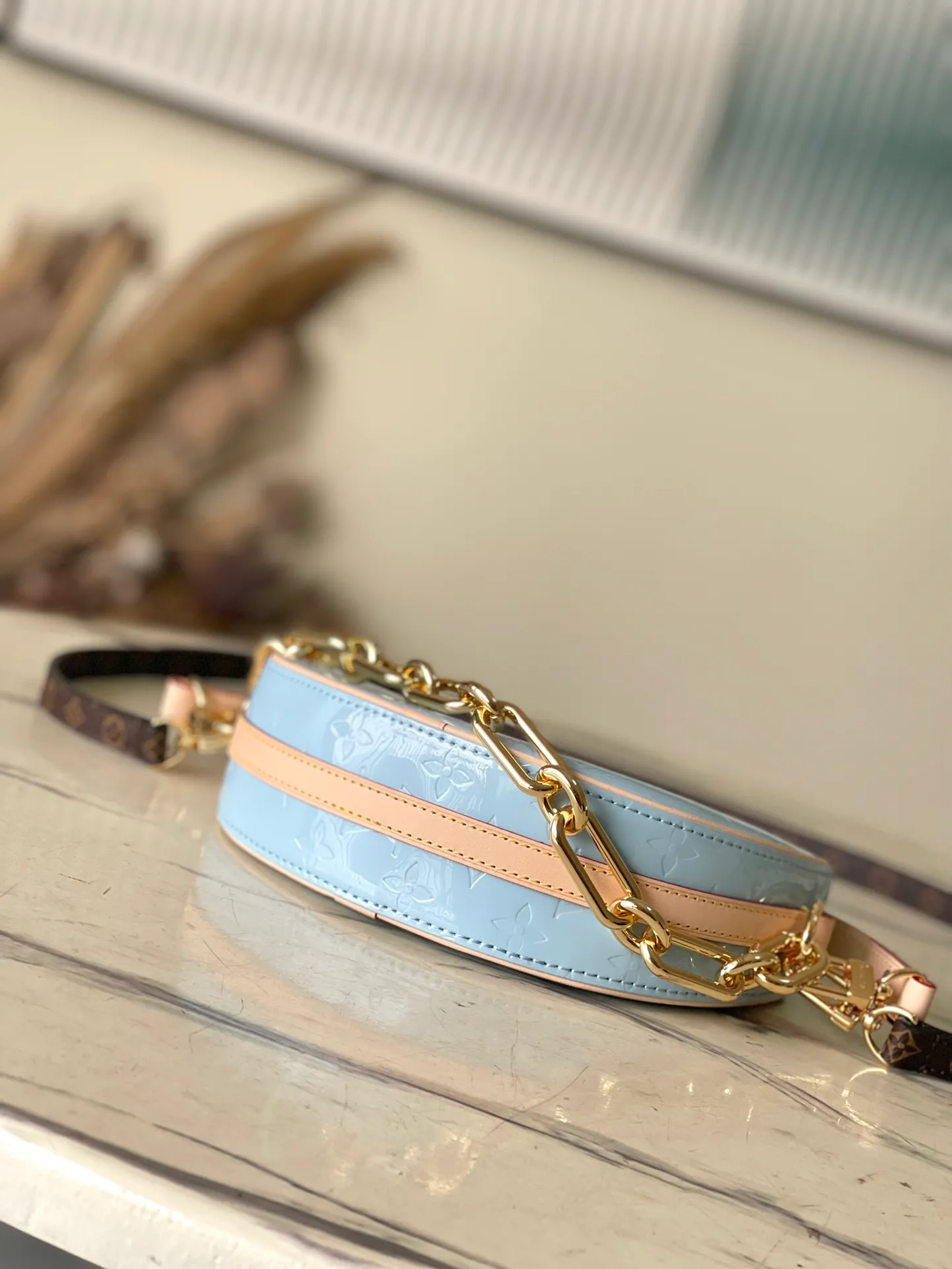 💰1700 (top-grain leather) top original order M24021 blue. This Croissant small handbag is made of glossy Monogram Vernis cow leather with a subtle embossed Monogram pattern, and is upgraded with pastel colors and a detachable metal chain to upgrade the elegant style. The inner patch pocket highlights functional considerations, and the detachable shoulder strap allows for a short shoulder carry experience. Dimensions: 21 x 13 x 7 cm (length x height x width)