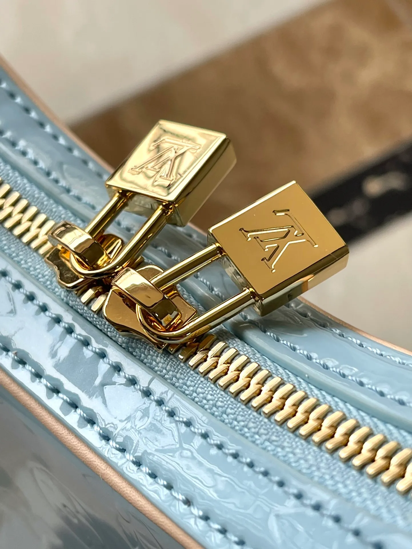 💰1700 (top-grain leather) top original order M24021 blue. This Croissant small handbag is made of glossy Monogram Vernis cow leather with a subtle embossed Monogram pattern, and is upgraded with pastel colors and a detachable metal chain to upgrade the elegant style. The inner patch pocket highlights functional considerations, and the detachable shoulder strap allows for a short shoulder carry experience. Dimensions: 21 x 13 x 7 cm (length x height x width)