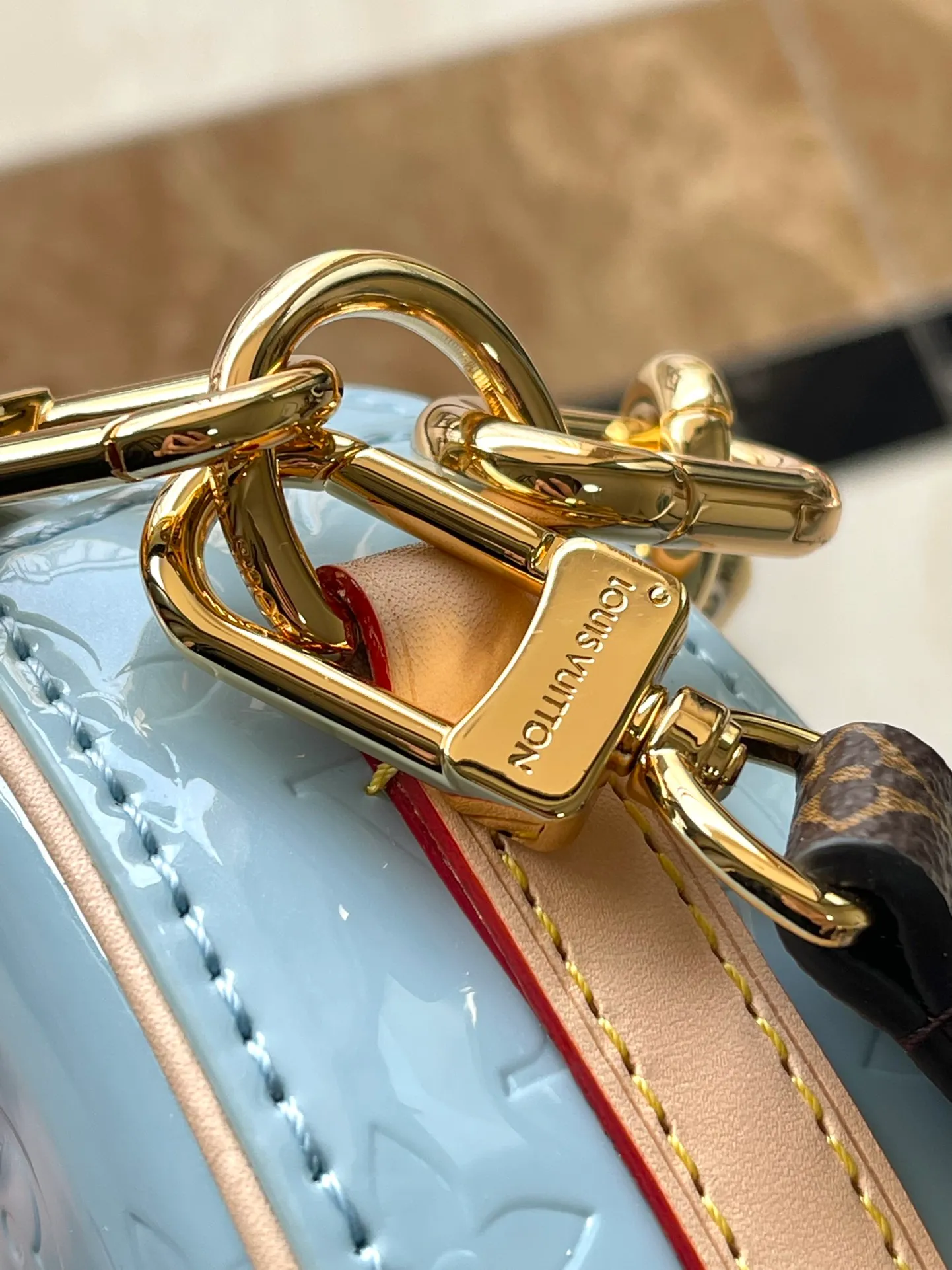 💰1700 (top-grain leather) top original order M24021 blue. This Croissant small handbag is made of glossy Monogram Vernis cow leather with a subtle embossed Monogram pattern, and is upgraded with pastel colors and a detachable metal chain to upgrade the elegant style. The inner patch pocket highlights functional considerations, and the detachable shoulder strap allows for a short shoulder carry experience. Dimensions: 21 x 13 x 7 cm (length x height x width)