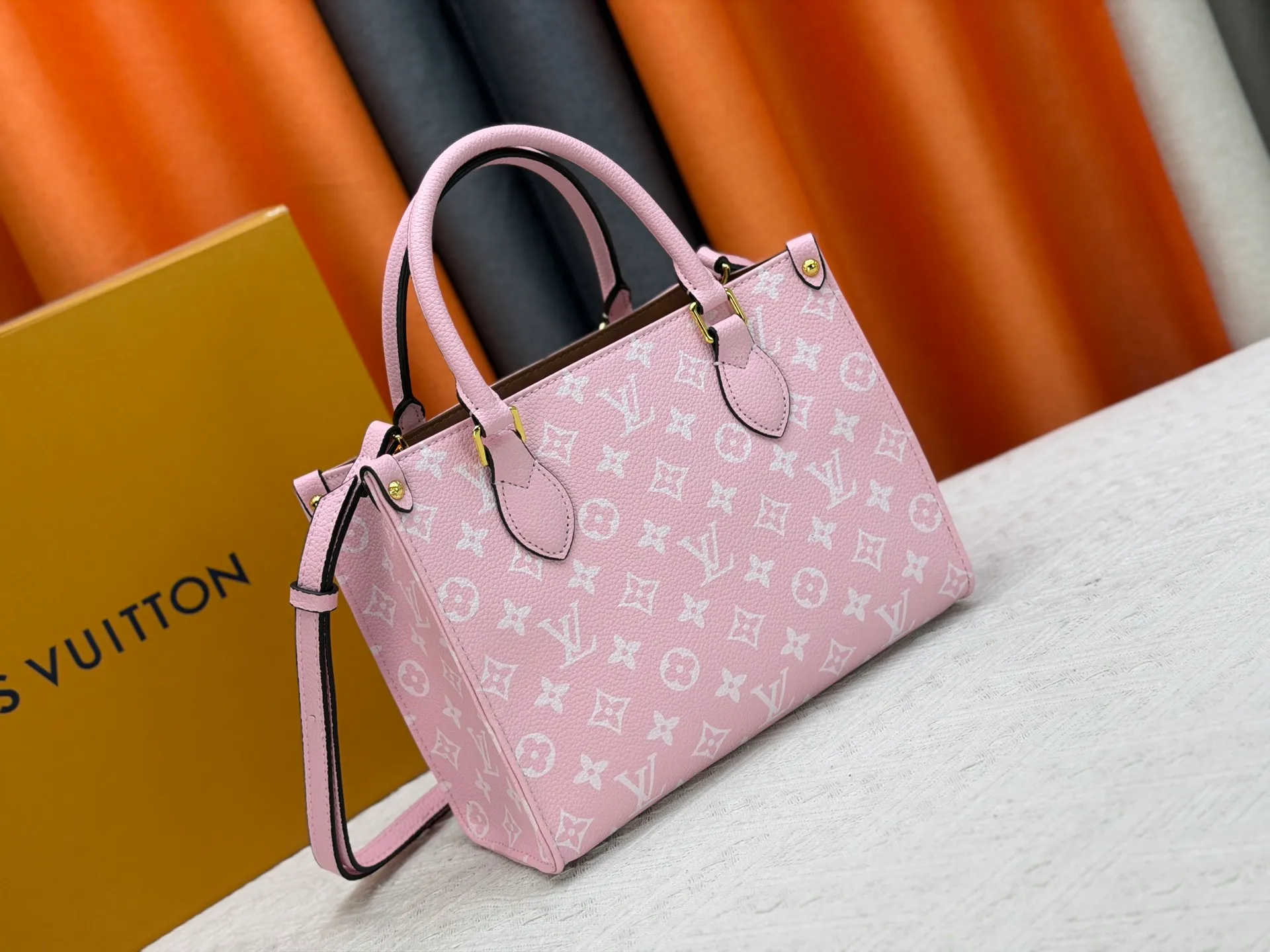 P260 Upgraded original version (latest color) M10303 M45659 M46373 M44571 This OnTheGo small tote bag draws inspiration from the classic Sac Plat handbag in 1968. It is made of Monogram Empreinte leather embossed with the Giant Monogram pattern to create a miniature version, which can store daily necessities such as a mini tablet. Designed handles and a detachable and adjustable shoulder strap enrich the carrying options. Dimensions: 25.0 x 19.0 x 11.5 cm (length x height x width)