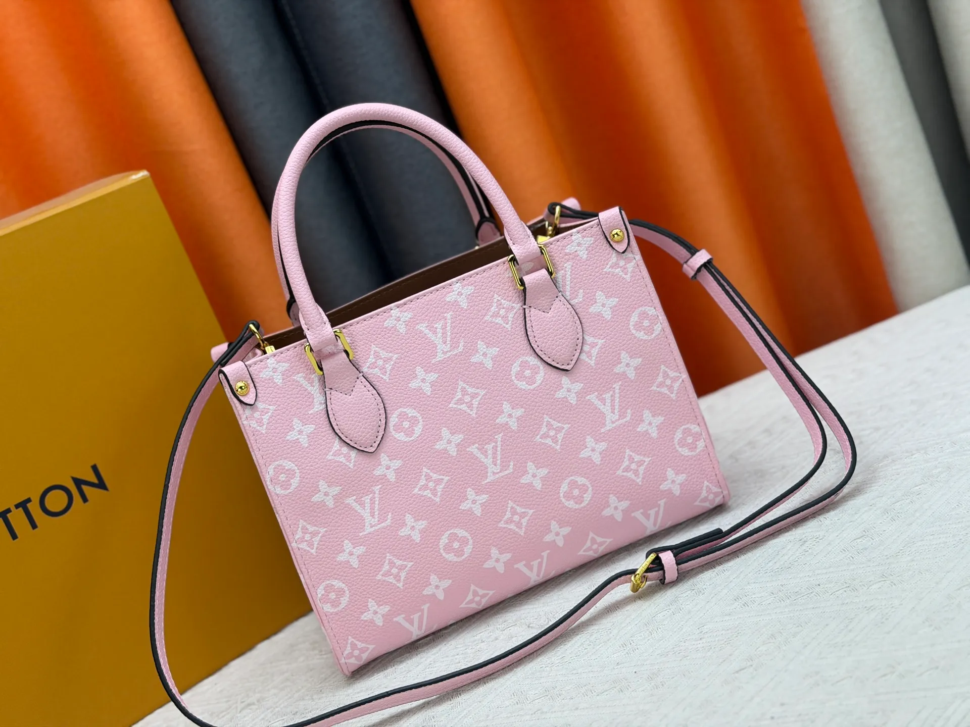 P260 Upgraded original version (latest color) M10303 M45659 M46373 M44571 This OnTheGo small tote bag draws inspiration from the classic Sac Plat handbag in 1968. It is made of Monogram Empreinte leather embossed with the Giant Monogram pattern to create a miniature version, which can store daily necessities such as a mini tablet. Designed handles and a detachable and adjustable shoulder strap enrich the carrying options. Dimensions: 25.0 x 19.0 x 11.5 cm (length x height x width)