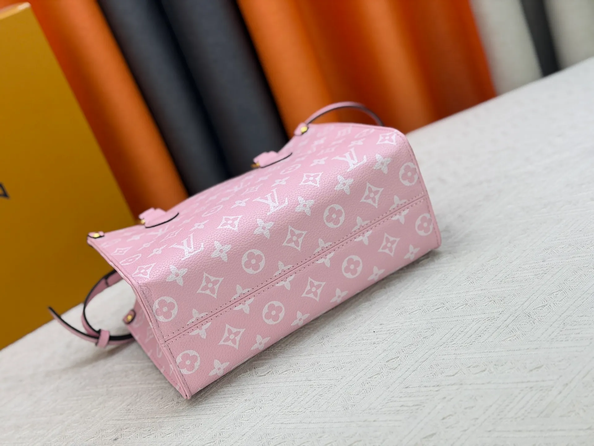 P260 Upgraded original version (latest color) M10303 M45659 M46373 M44571 This OnTheGo small tote bag draws inspiration from the classic Sac Plat handbag in 1968. It is made of Monogram Empreinte leather embossed with the Giant Monogram pattern to create a miniature version, which can store daily necessities such as a mini tablet. Designed handles and a detachable and adjustable shoulder strap enrich the carrying options. Dimensions: 25.0 x 19.0 x 11.5 cm (length x height x width)